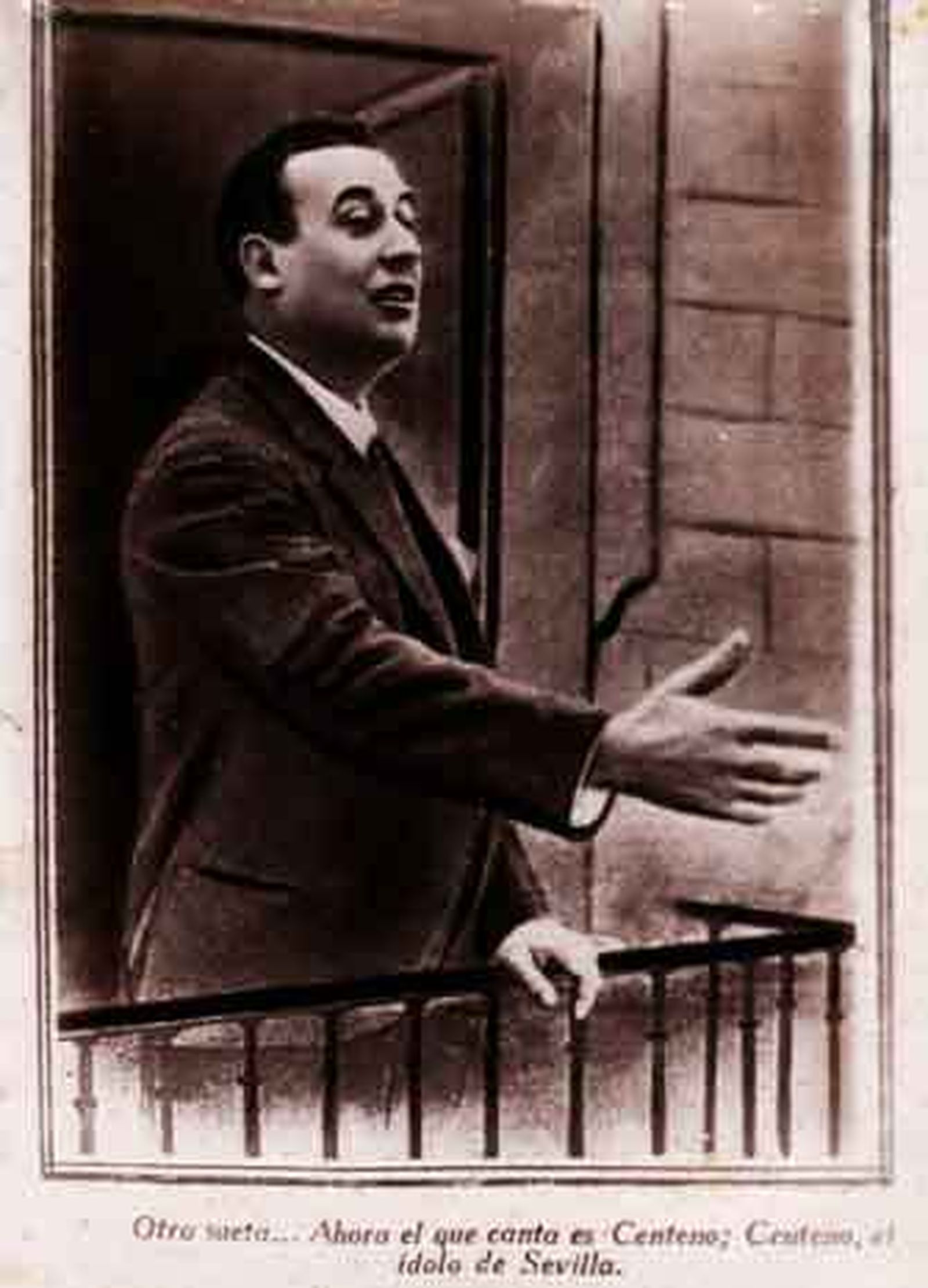 Manuel Centeno canta una saeta desde un balcón