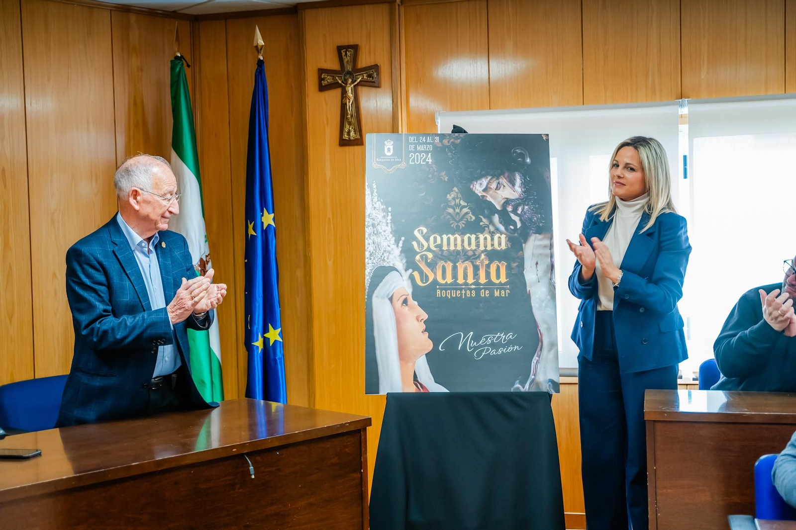 Gabriel Amat y la edil de Presidencia, Rocío Sánchez, ante el cartel anunciador de la Semana Santa roquetera.