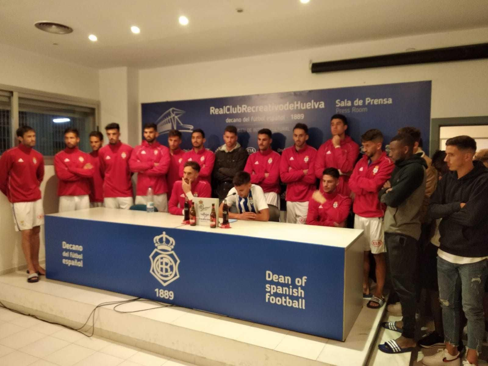 Diego Jiménez lee el comunicado en nombre de la plantilla albiazul.