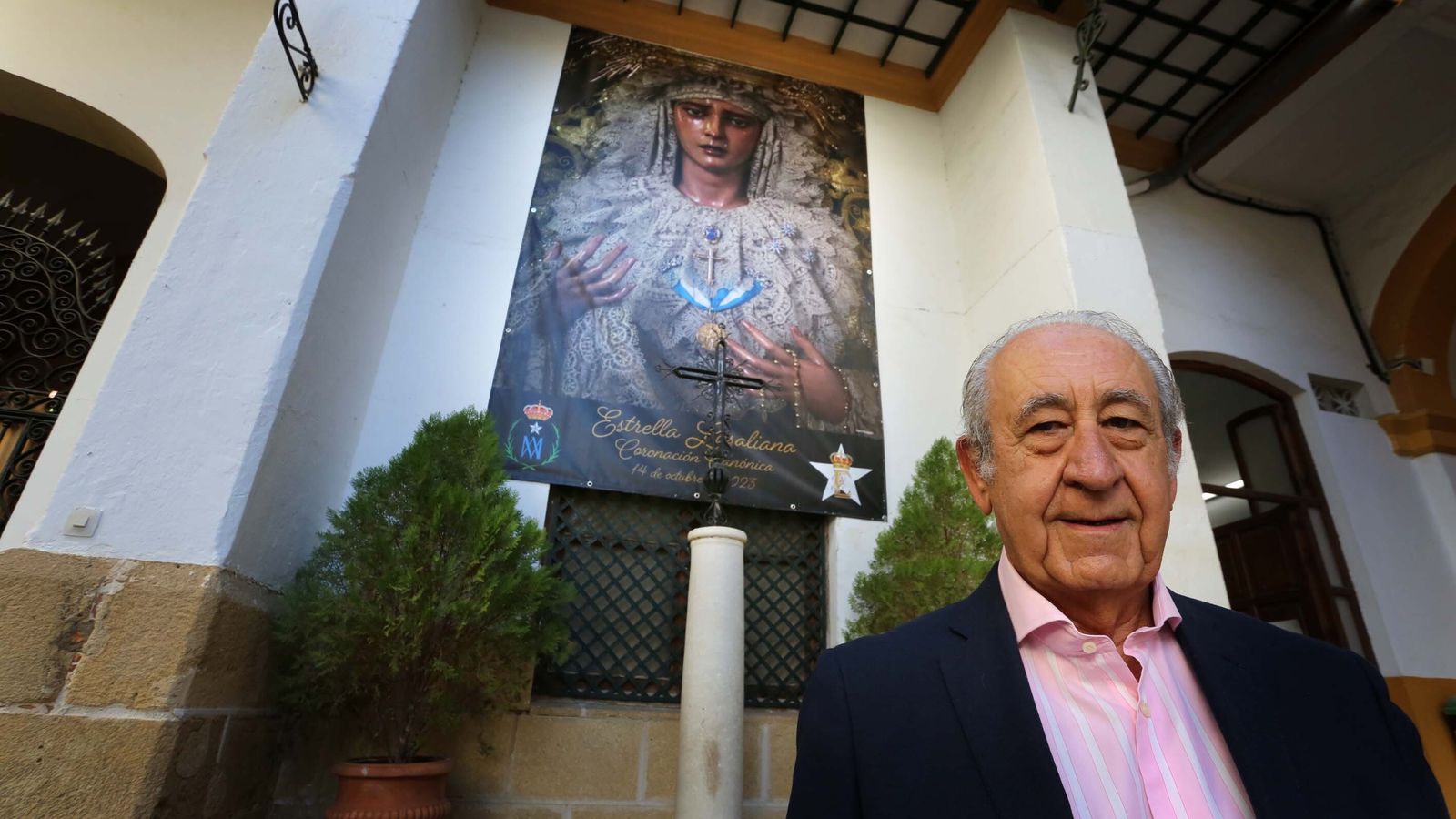 El ex hermano mayor de La Borriquita ante un cartel de La Estrella en el interior de San José.