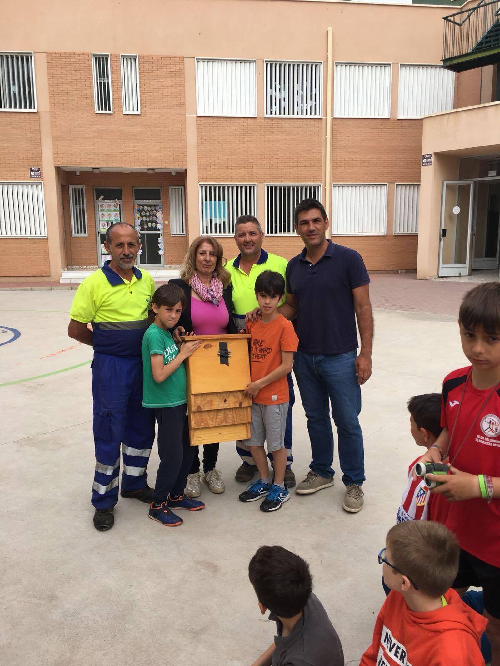 Dos alumnos muestran una de las infraestructuras para aves.