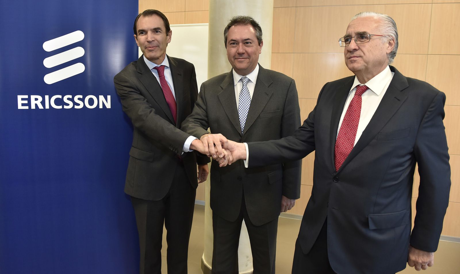 El presidente de Abentel, Alfonso González; el consejero de Ericsson, José Antonio López y el alcalde de Sevilla, Juan Espadas.