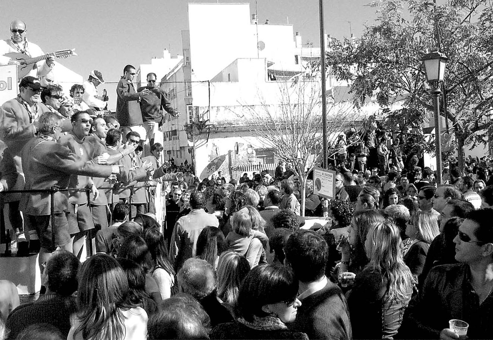 Otra imagen de lo que durante años fue el santo y seña de la fiesta: las actuaciones en la Plaza de las Vacas, en San Fernando. Año 2004