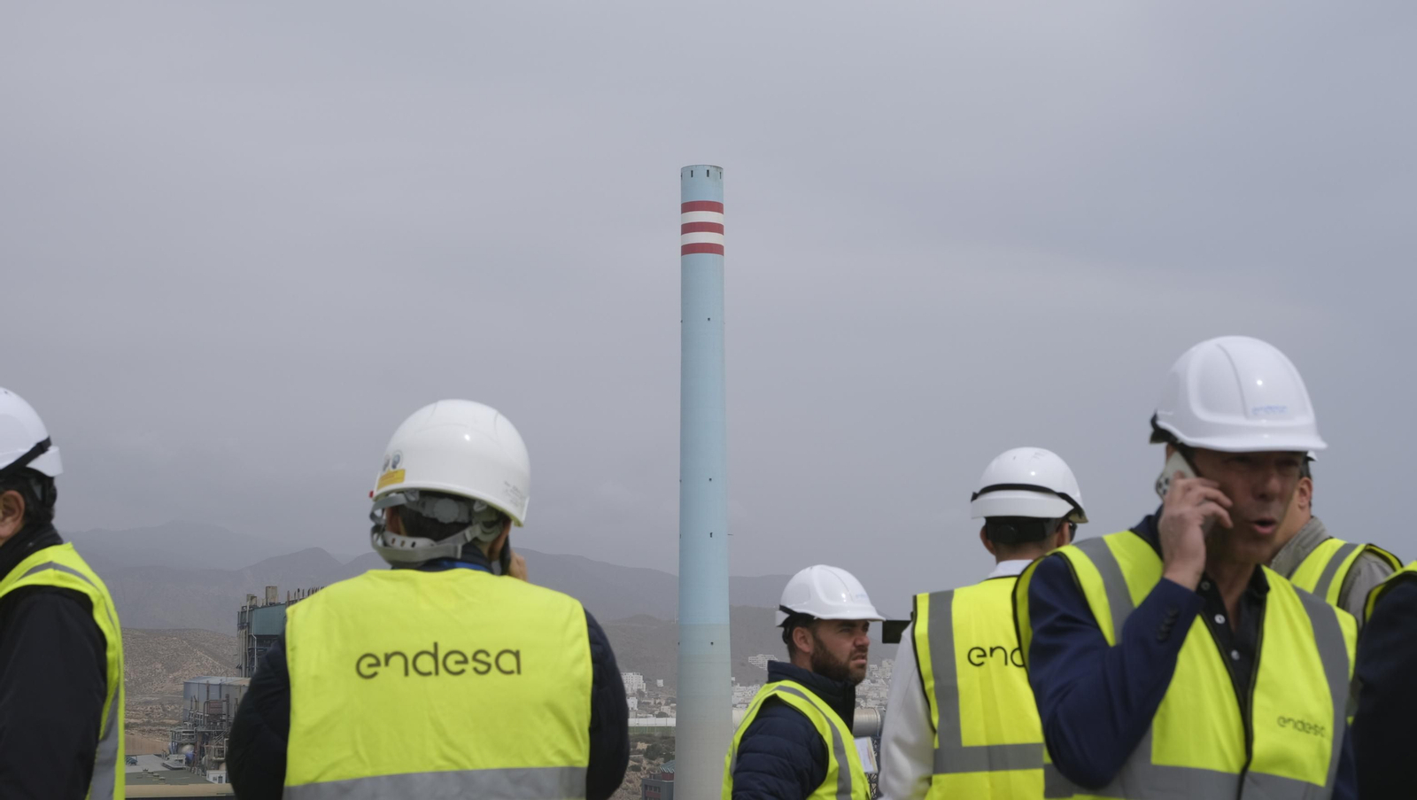 El derribo de la Torre Litoral de Endesa en Carboneras, en imágenes