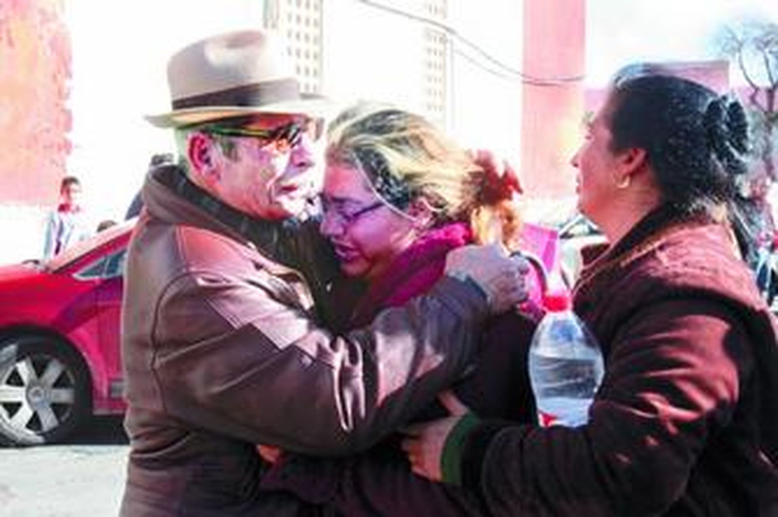 Irene Suárez, madre de la niña, es consolada por familiares en las inmediaciones del domicilio.