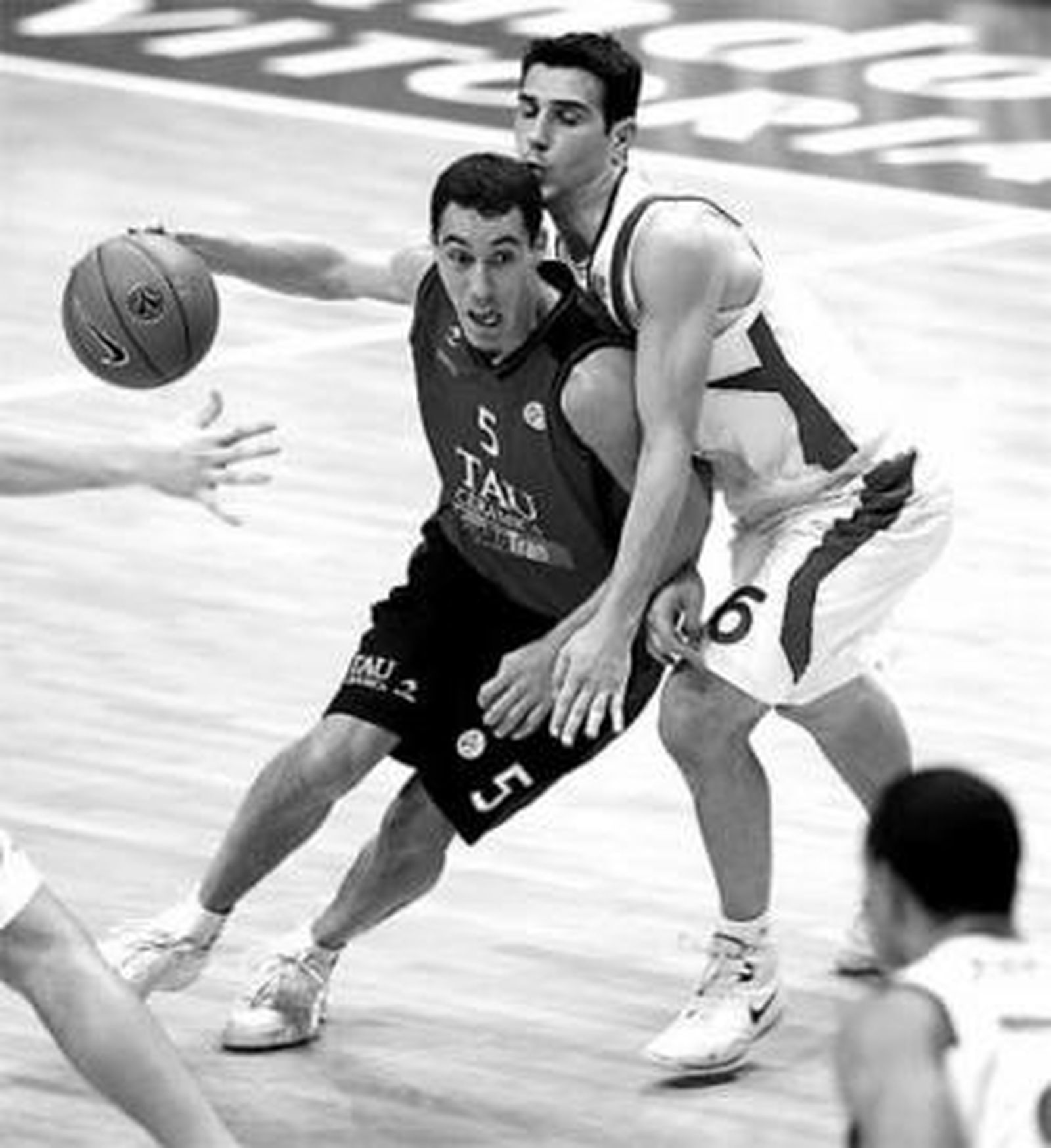 Prigioni bota el balón ante la defensa de Zisis.