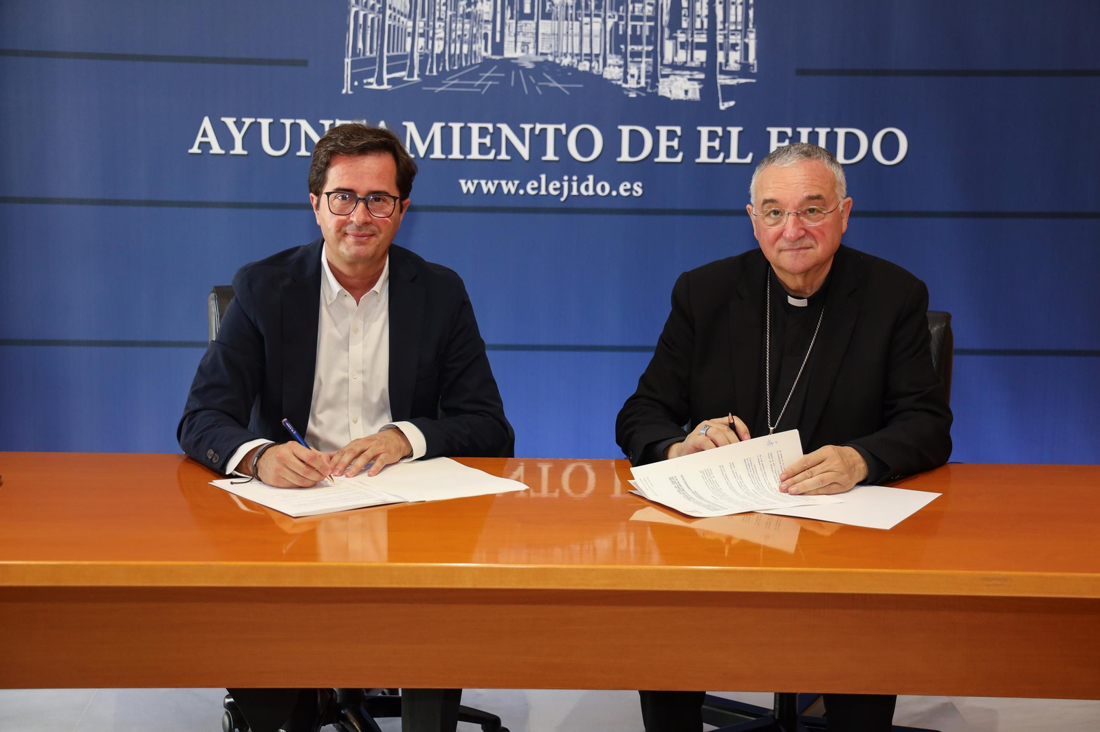 Firma del convenio entre el Ayuntamiento de El Ejido y el Obispado