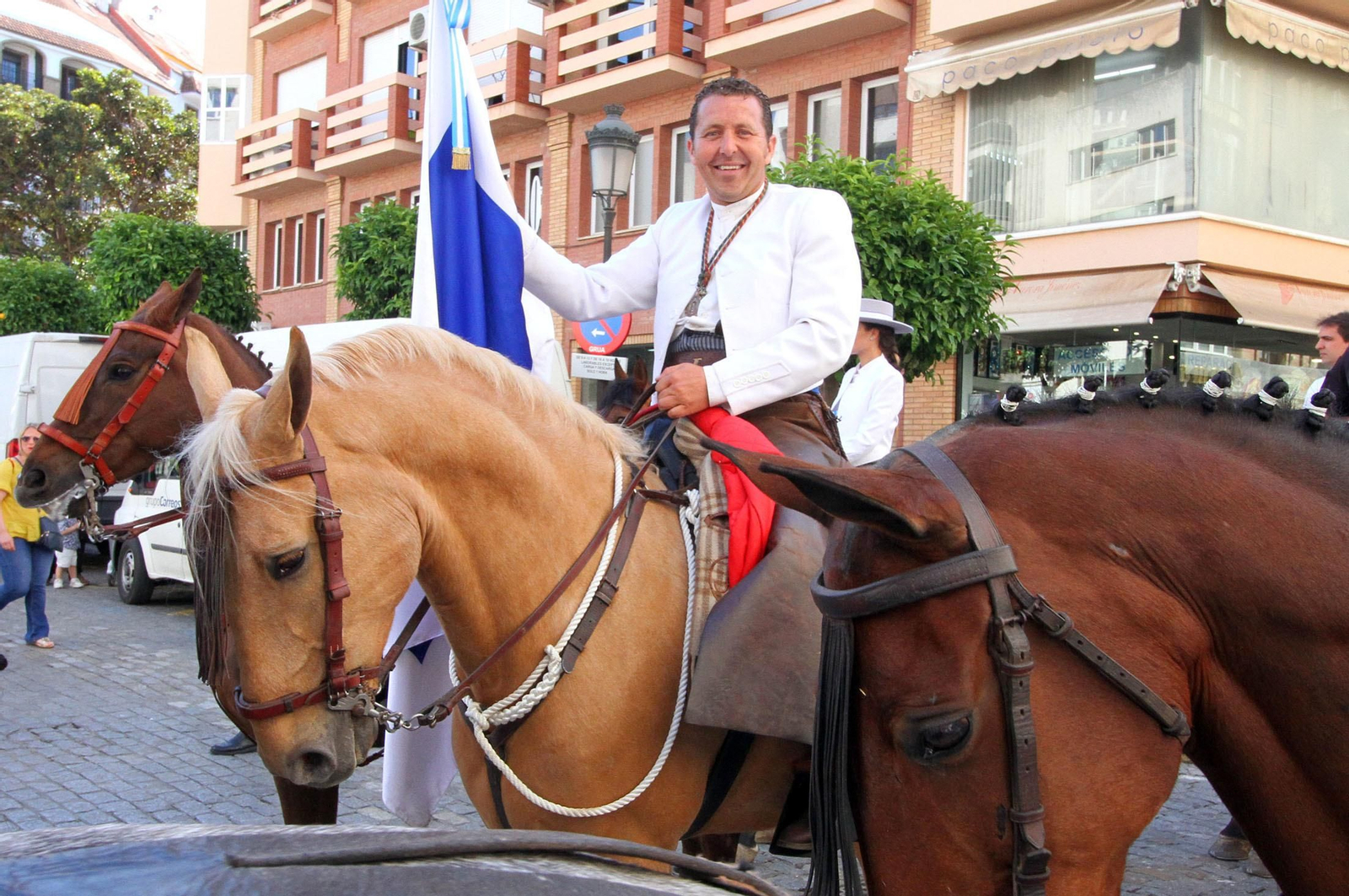 Imágenes de los caballistas, peregrinos a pie y carros de la Hdad de Emigrantes