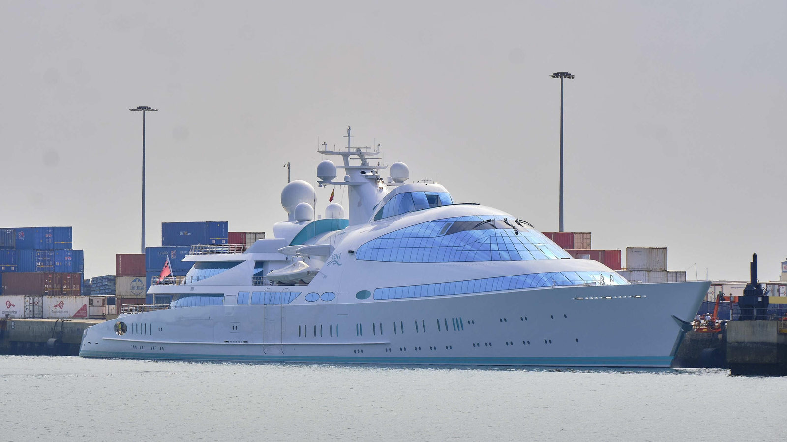 El megayate 'Yas' ya atracado en el puerto de Cádiz tras su visita a Tánger El megayate 'Yas' ya atracado en el puerto de Cádiz tras su visita a Tánger