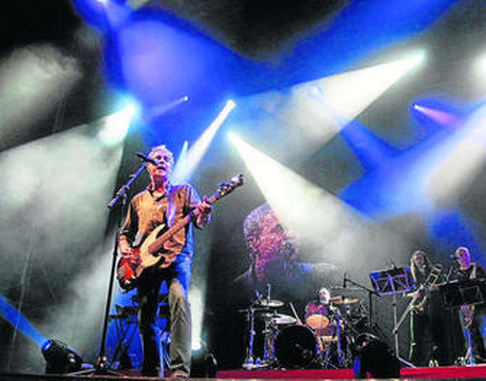 El grupo liderado por David Summers triunfó en la parada sevillana de la gira '30 años y un día'.