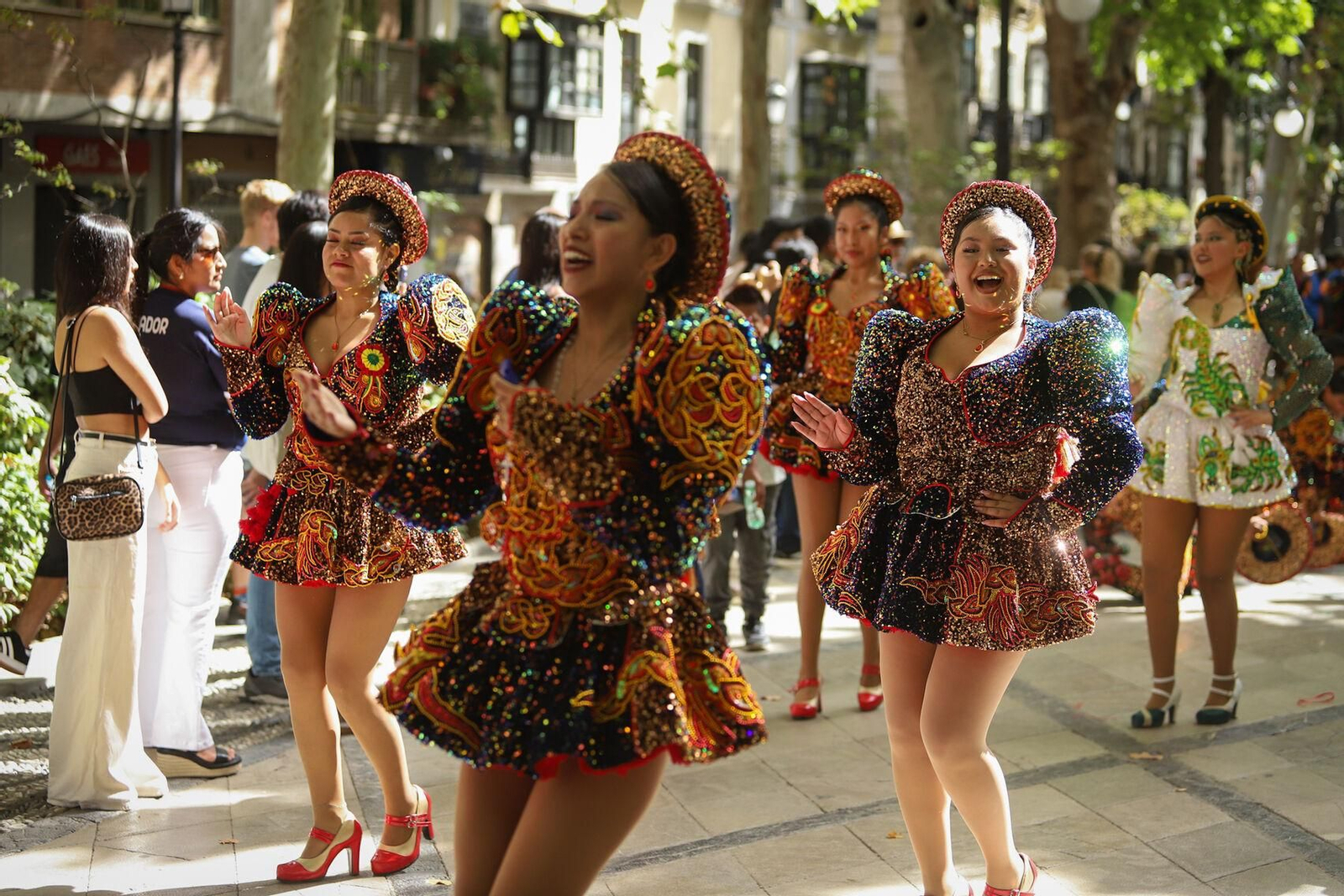 Fotos: así ha sido el desfile por el Día de la Hispanidad en Granada