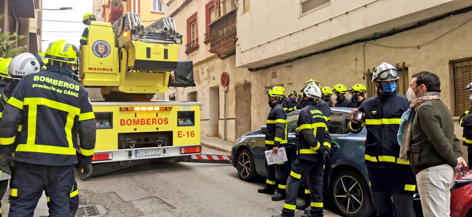 Un momento del simulacro en la calle Emilio Burgos.