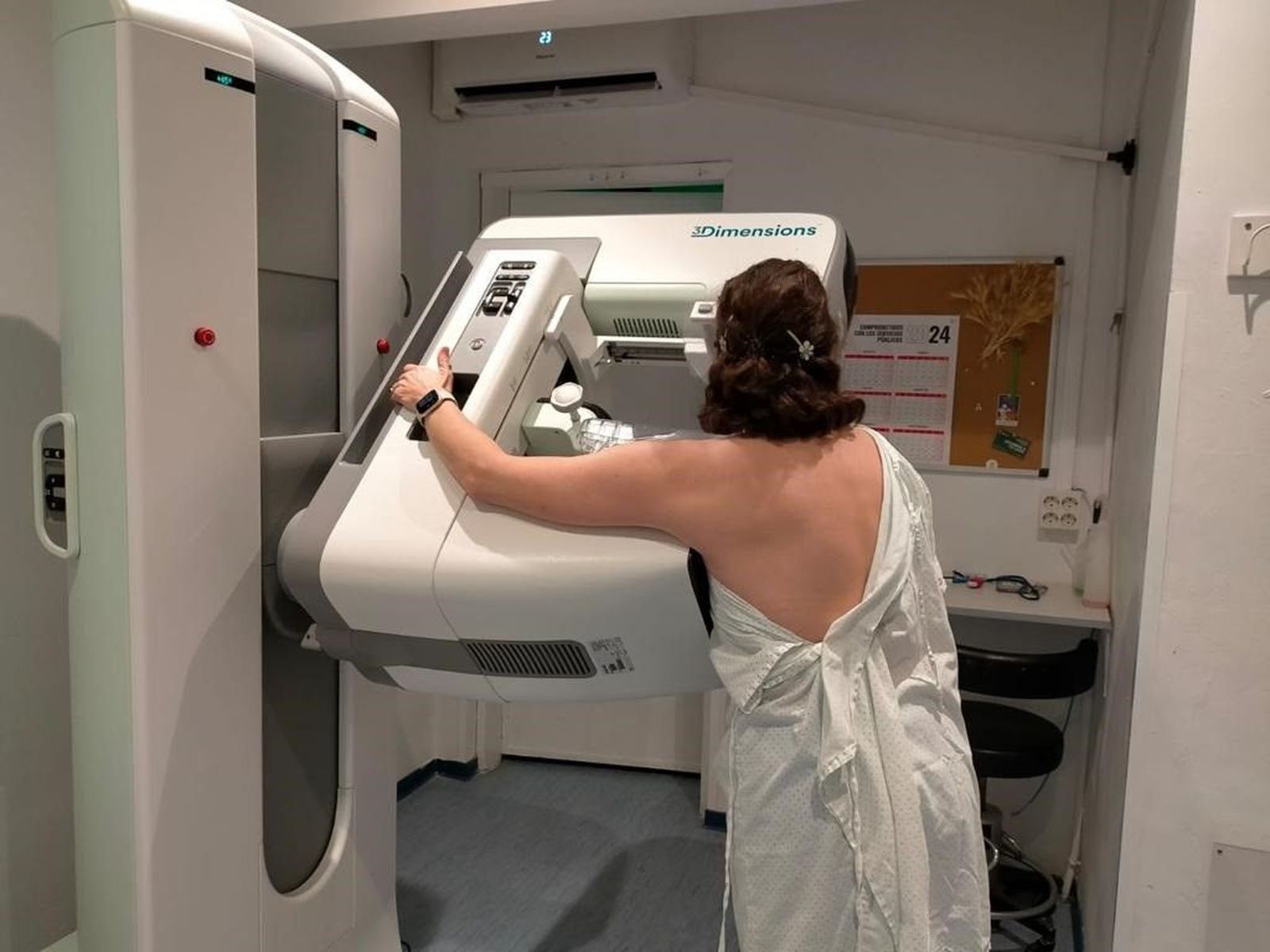 Una mujer realizándose una mamografía.