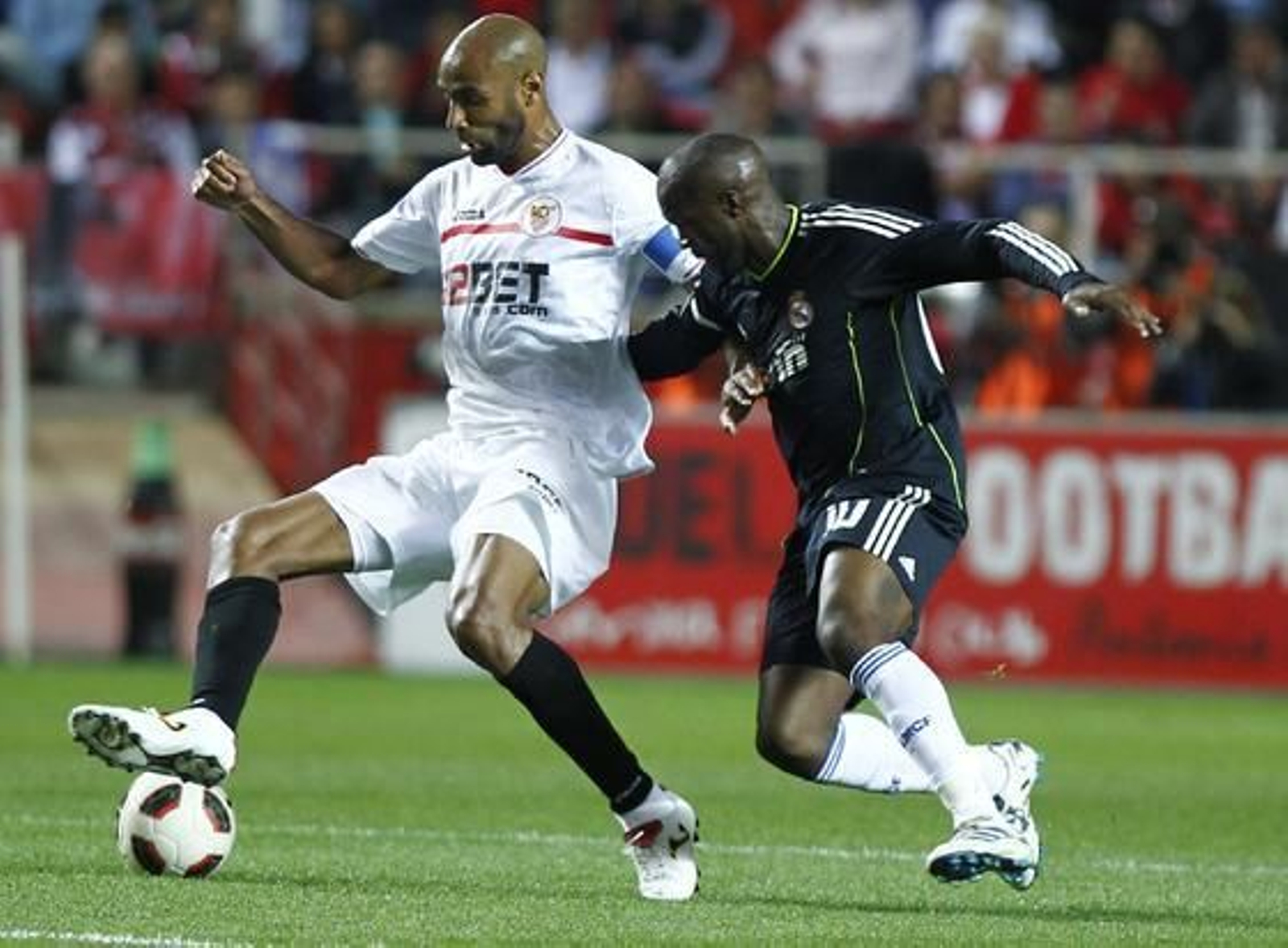 Kanoute protege una pelota ante Lass Diarra. / Antonio Pizarro