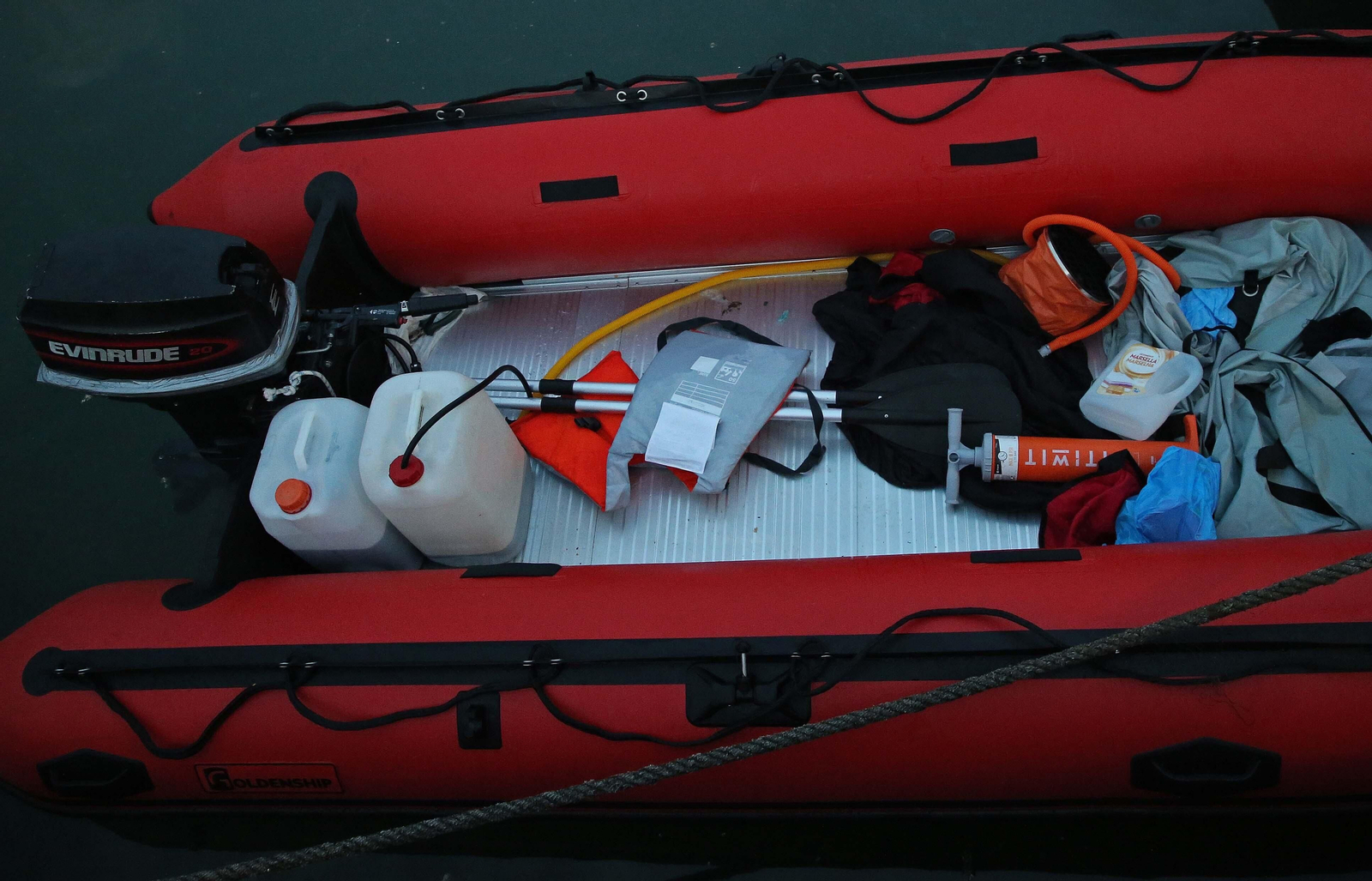 Imágenes de los 10 migrantes rescatados por Salvamento Marítimo en Algeciras