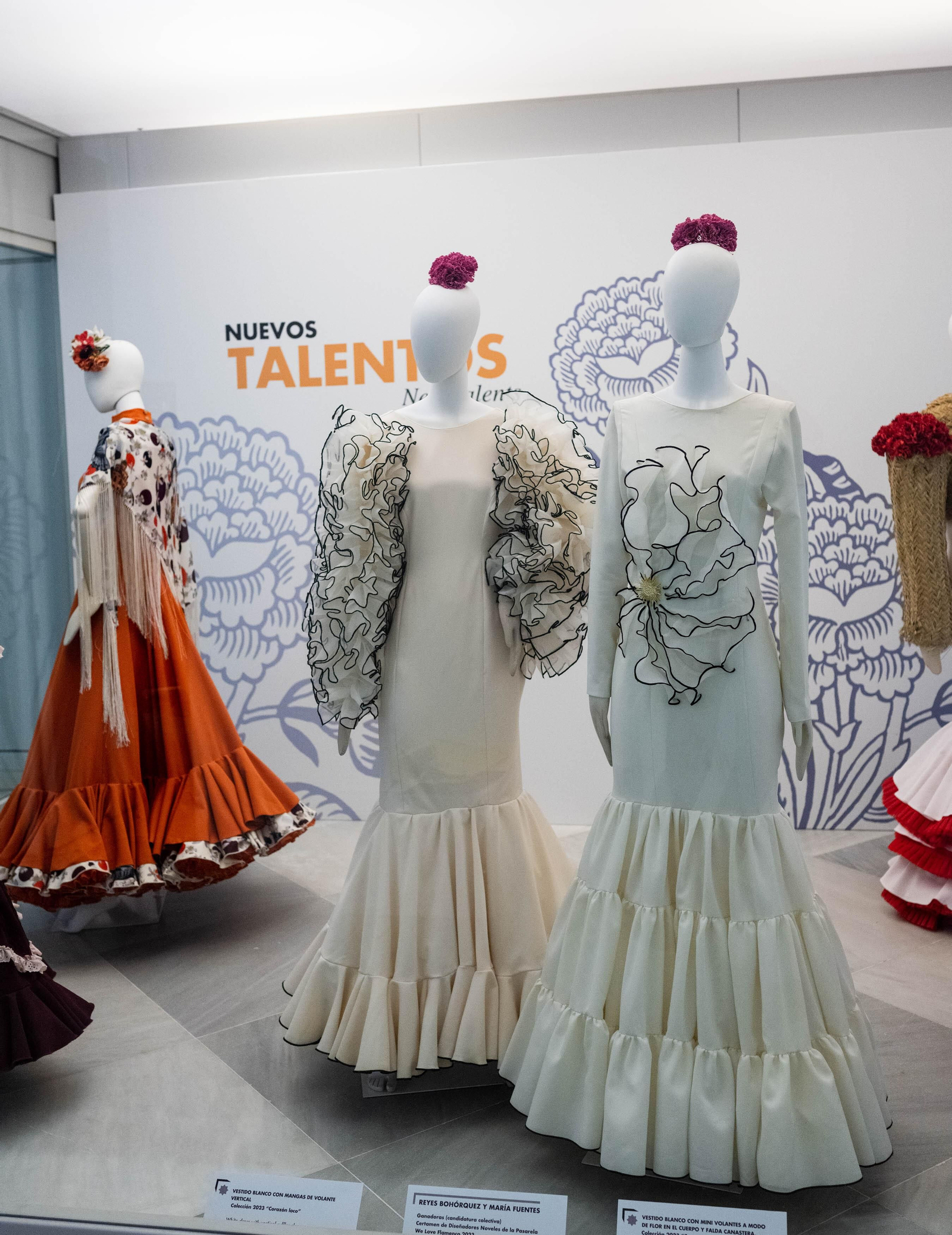 Todos los detalles de los diseños de la exposición 'Somos abril'