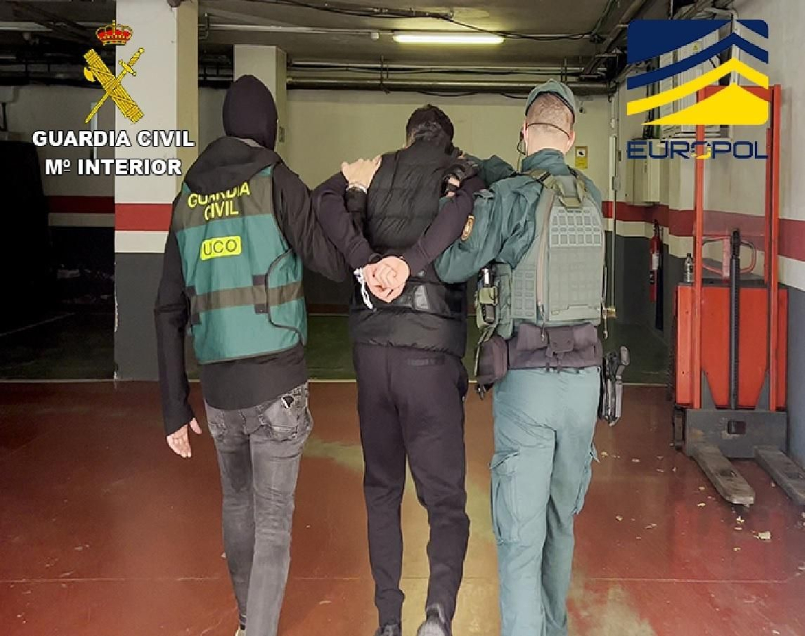 Dos agentes, con uno de los detenidos.