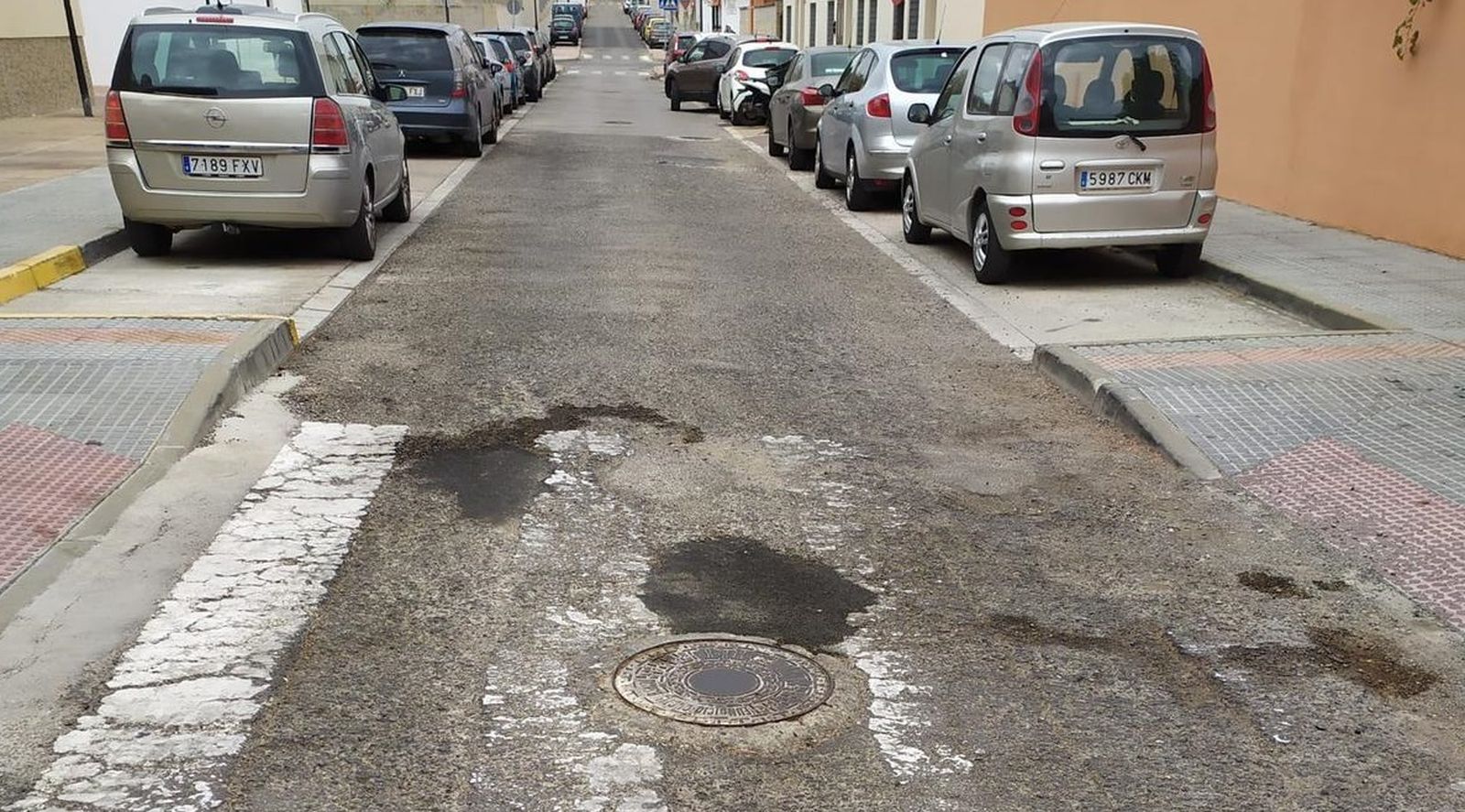 Desperfectos en el asfalto de la calle Arboreá y las vías de toda la zona.