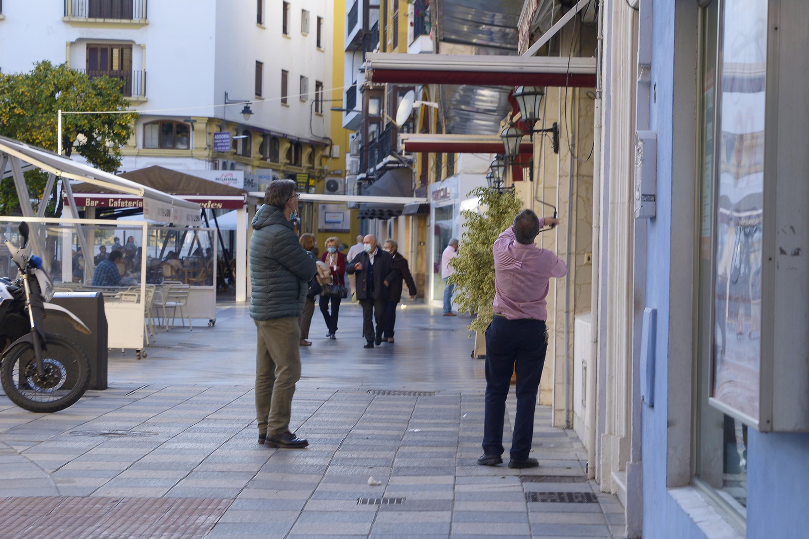 Fotos del cierre de comercios y bares en las calles por el Covid