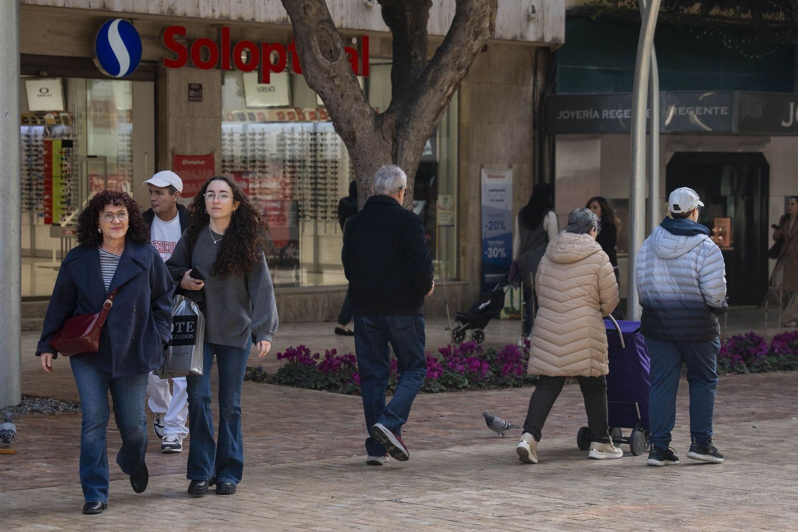 El comienzo de la campaña de rebajas en Almería, en imágenes