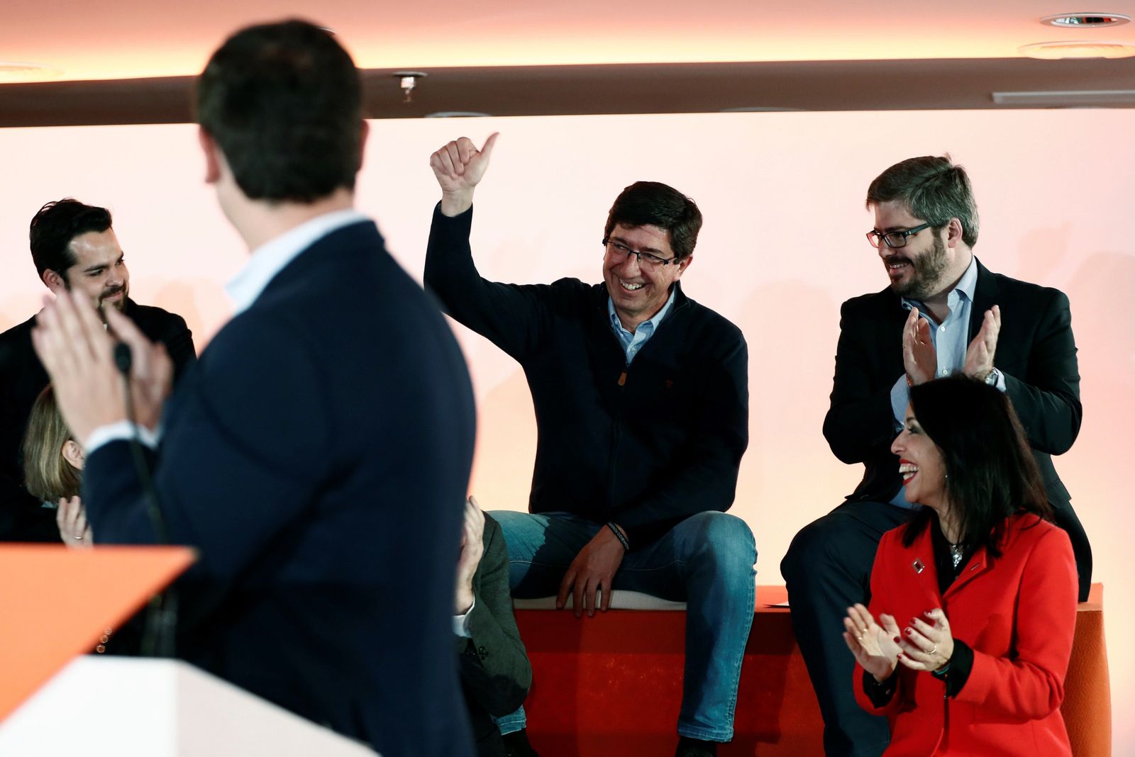 Juan Marín recibe los aplausos de Albert Rivera, Fran Hervías, Fernando del Páramo y Marta Bosquet, en un acto de Cs