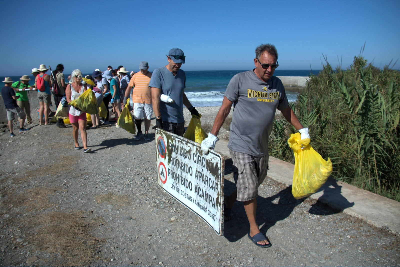 Así ha sido la jornada de limpieza de la desembocadura del río Guadalfeo en Salobreña