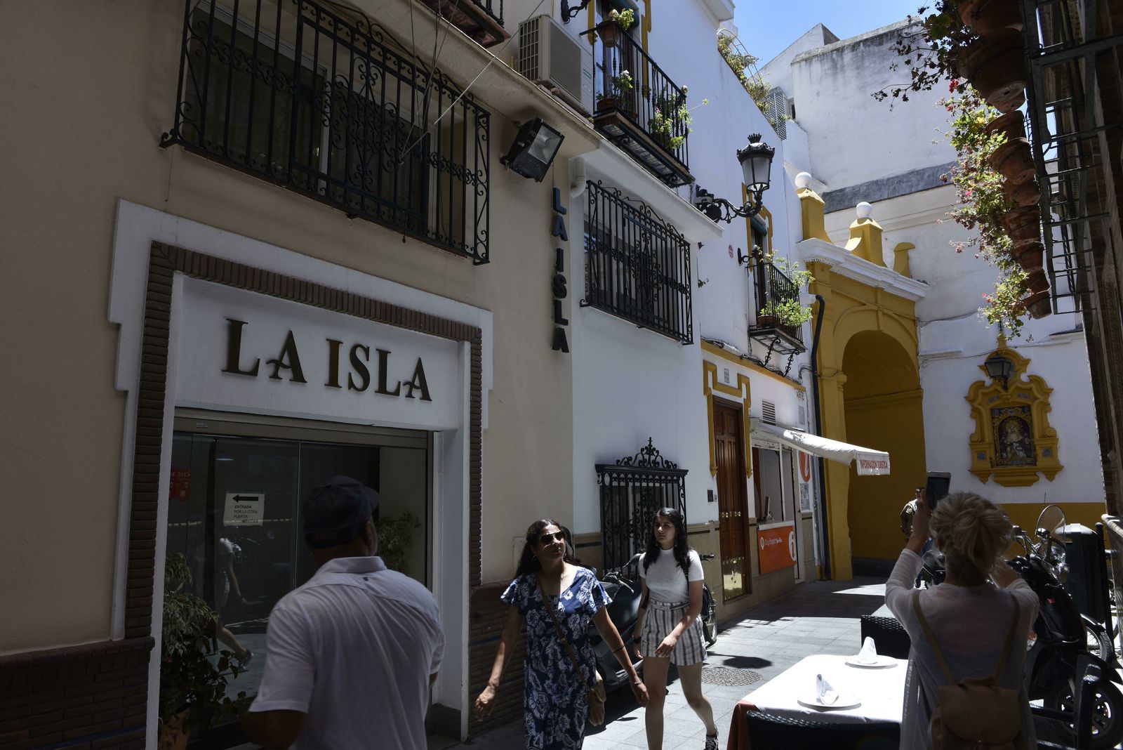 Vista del arco del Postigo desde el restaurante La Isla y el mercado de Artesanía.