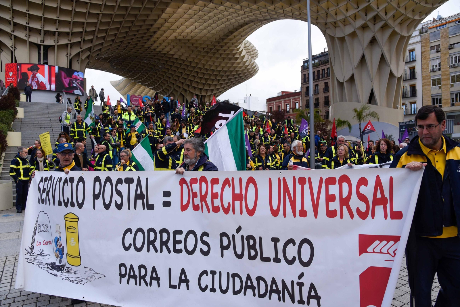 Manifestación de trabajadores de Correos en las Setas