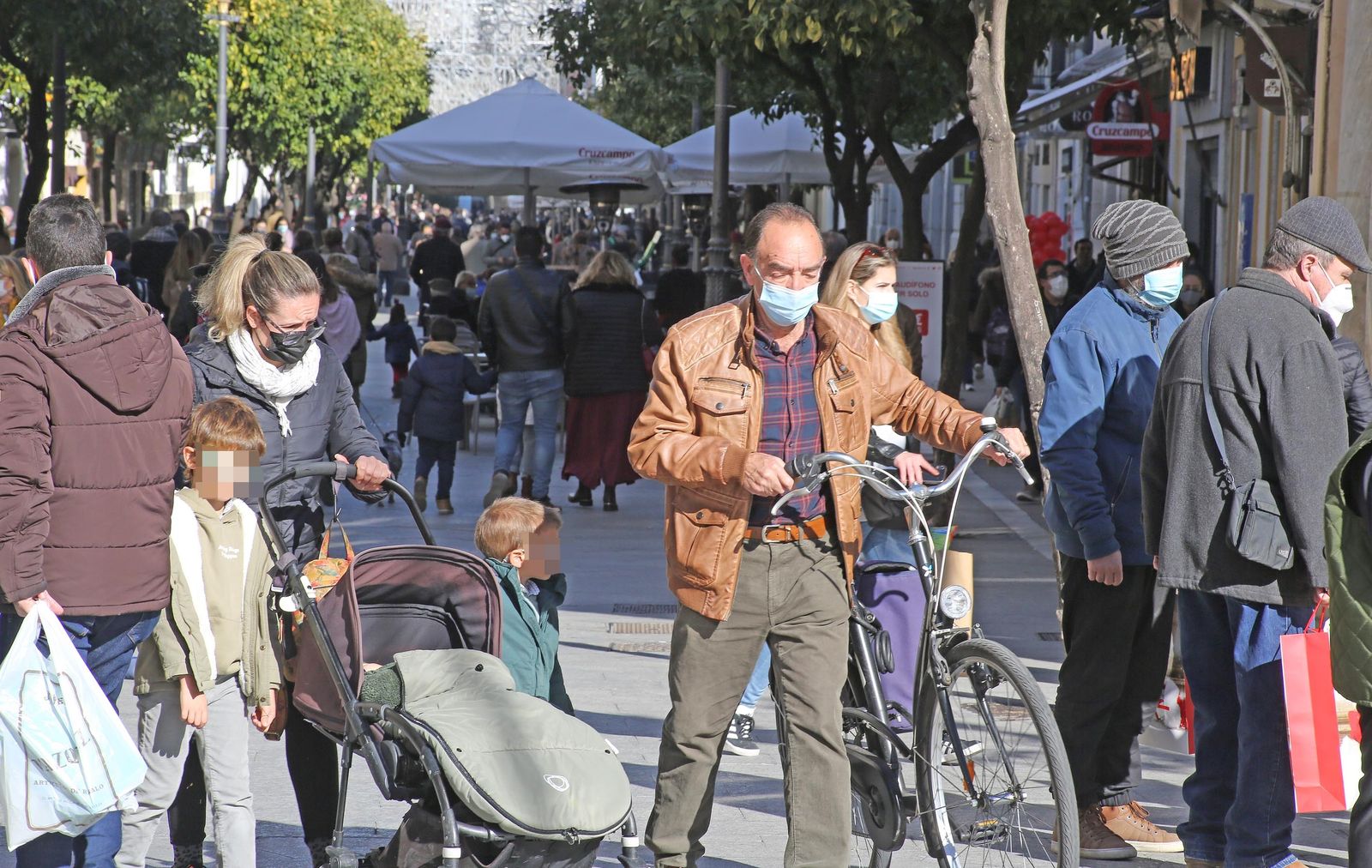 La calle  Larga , con multitud de gente de compras en la campaña de Navidad.