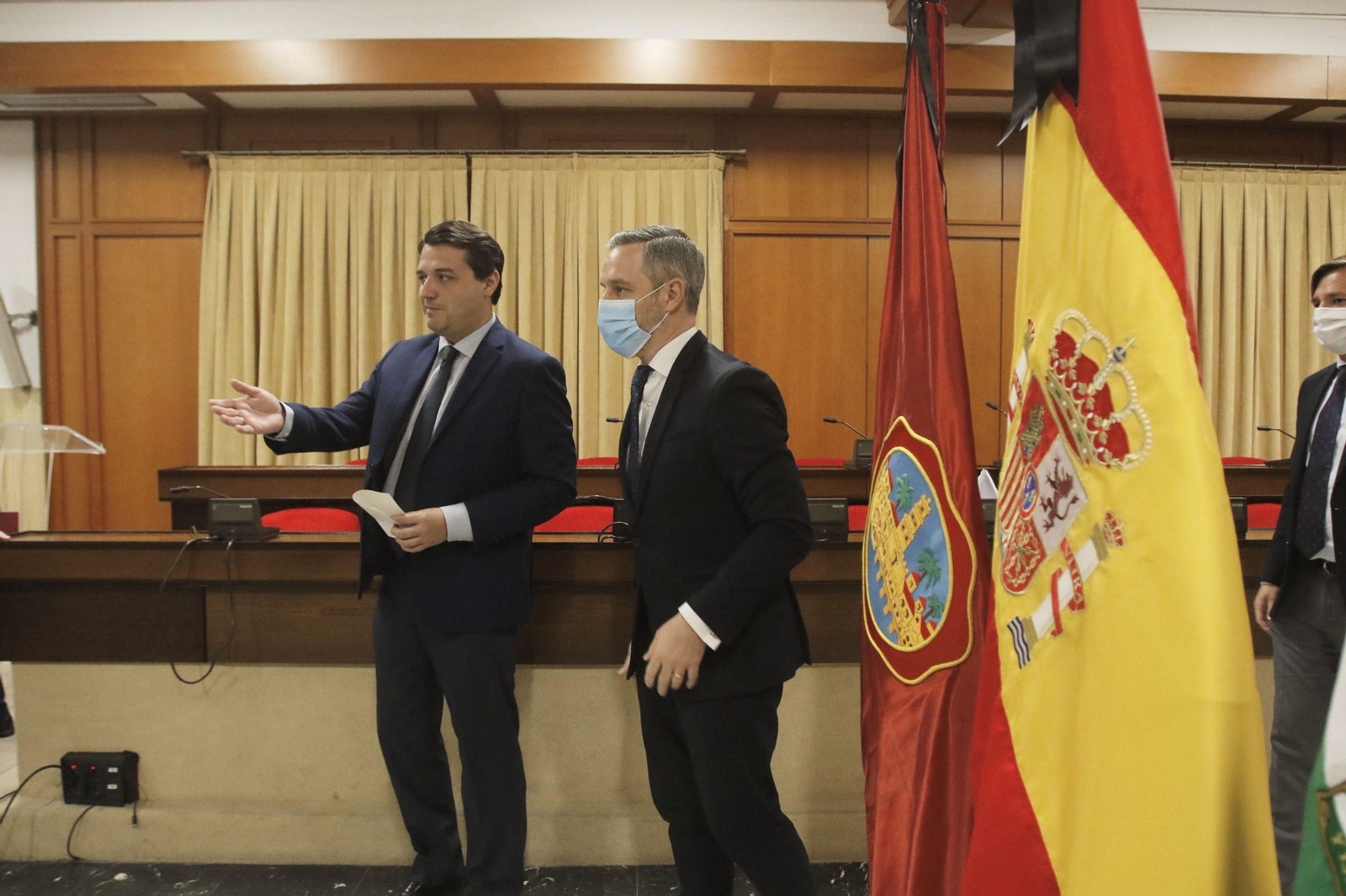 José María Bellido y Juan Bravo, en el Salón de Plenos del Ayuntamiento de Córdoba.