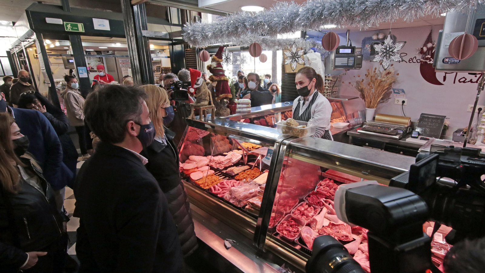 Visita de Ana Beltran a la plaza de abastos de Jerez