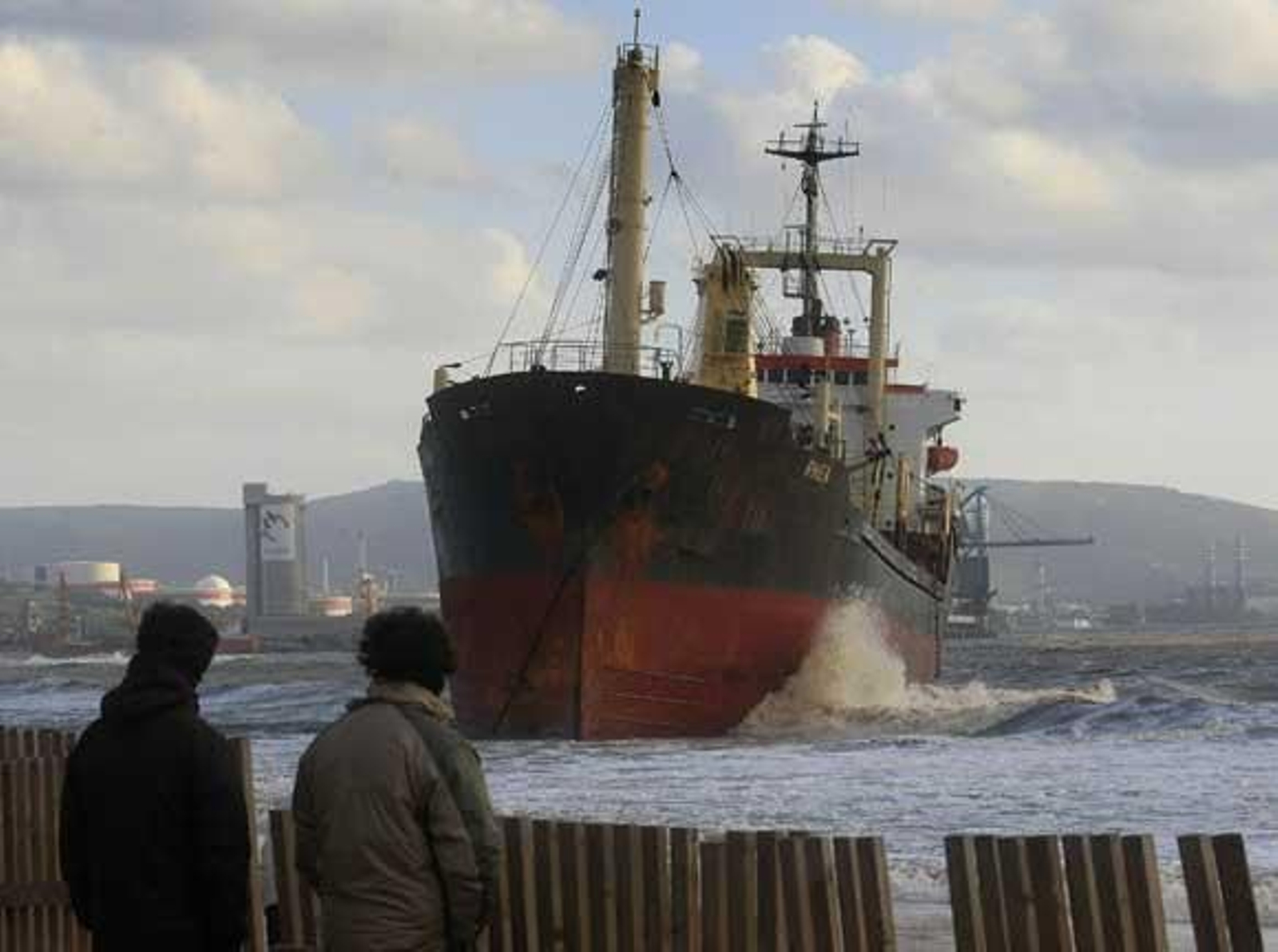 El temporal de Levante hace que el buque 'Rhea' vare en El Rinconcillo tras rechazar la ayuda de Capitanía./Fotos:Erasmo Fenoy 

Foto: Erasmo Fenoy