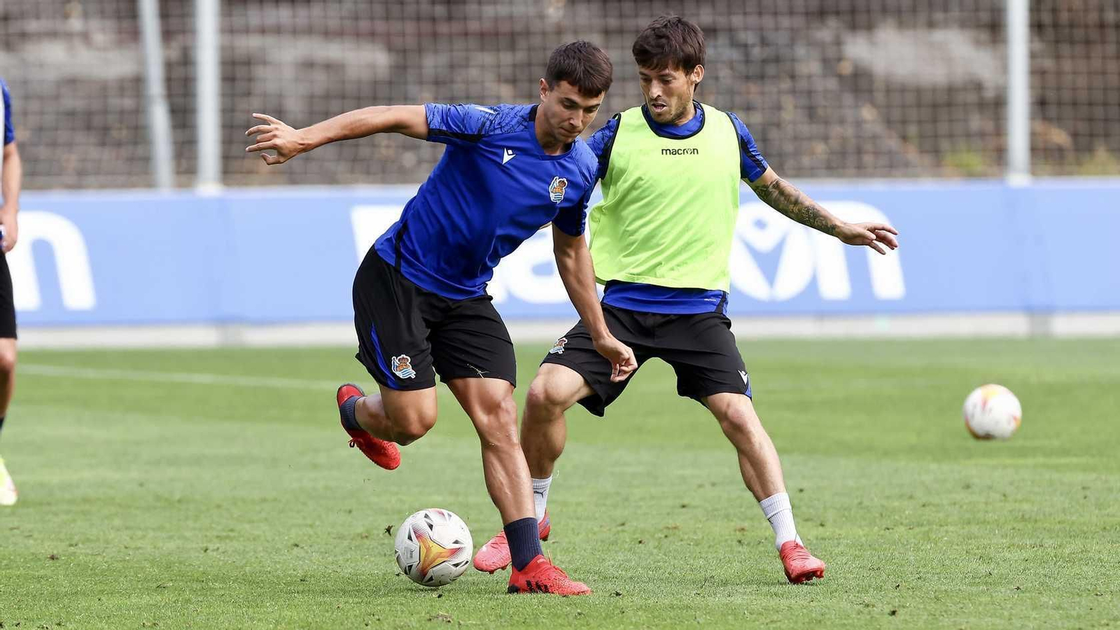 David Silva (d) en un entrenamiento de la Real Sociedad.