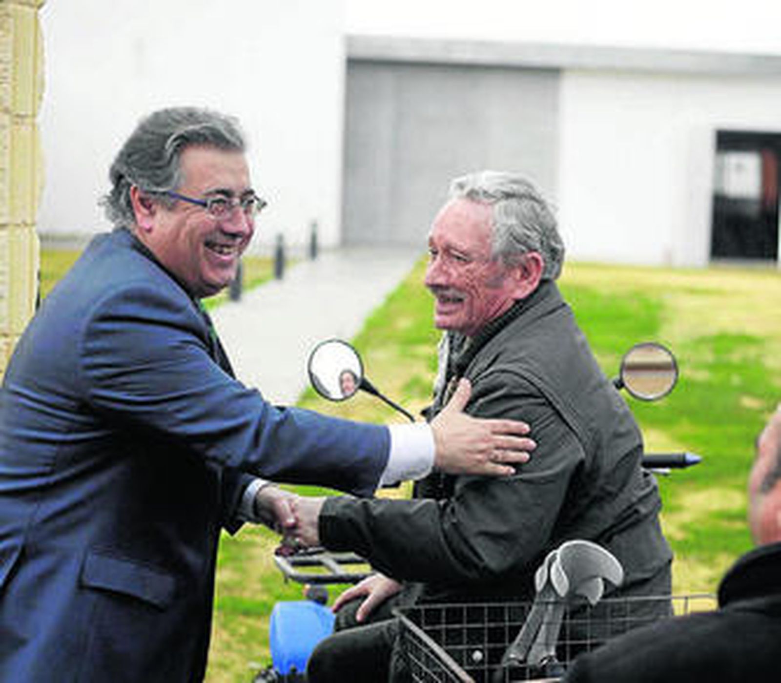 A la izquierda, Zoido saluda a Esteban Expósito, montado en su 'quad'. A la derecha, Espadas y Francisca Díaz conversan con el mismo líder vecinal, presidente de la asociación Los Girasoles.