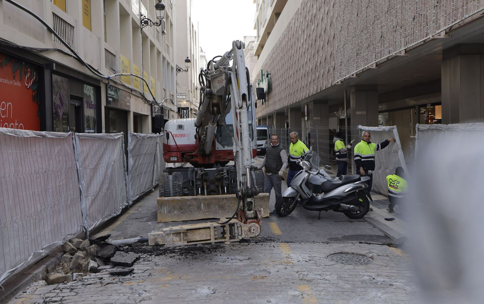 Las máquinas han empezado a perforar este miércoles el pavimento de Méndez Núñez más cerca de la Magdalena.