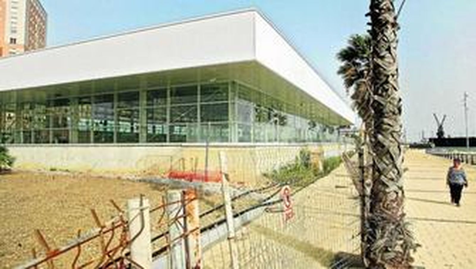 Imagen del exterior de la piscina del barrio de Astilleros tomada en la mañana de ayer.