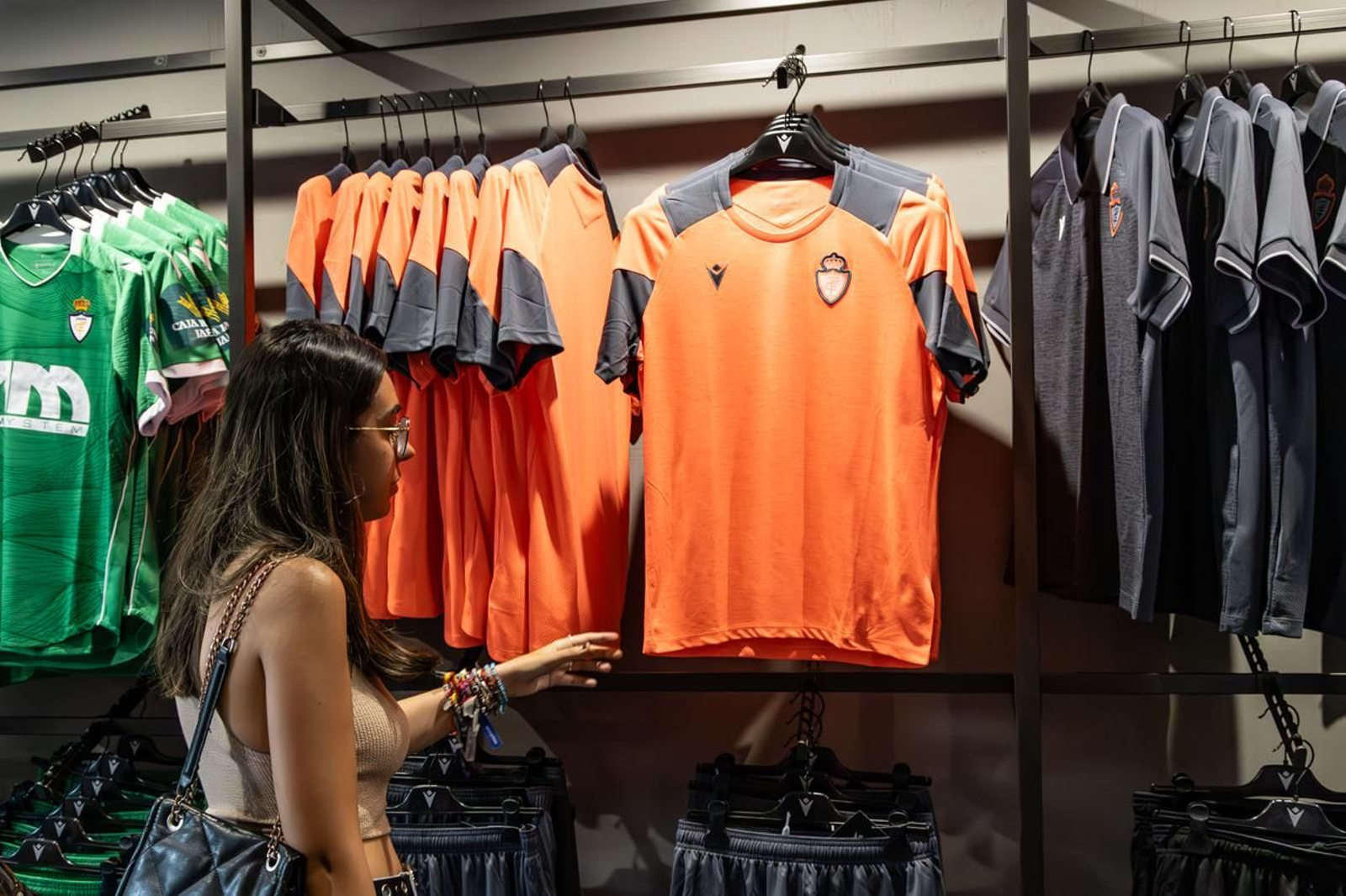 Así son las nuevas camisetas y la nueva tienda del Real Jaén, en imágenes