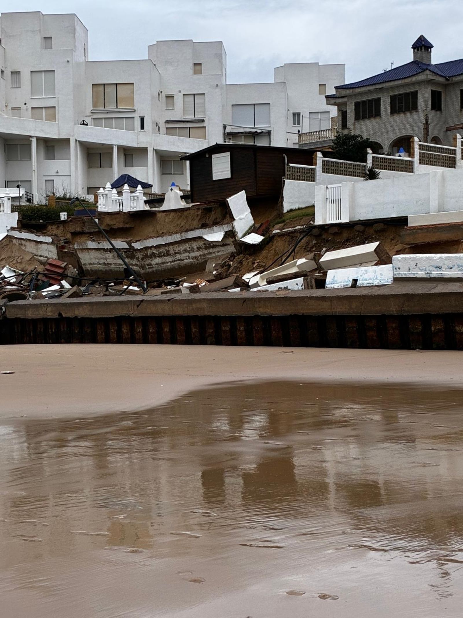 Daños en primera línea de playa de Matalascañas.