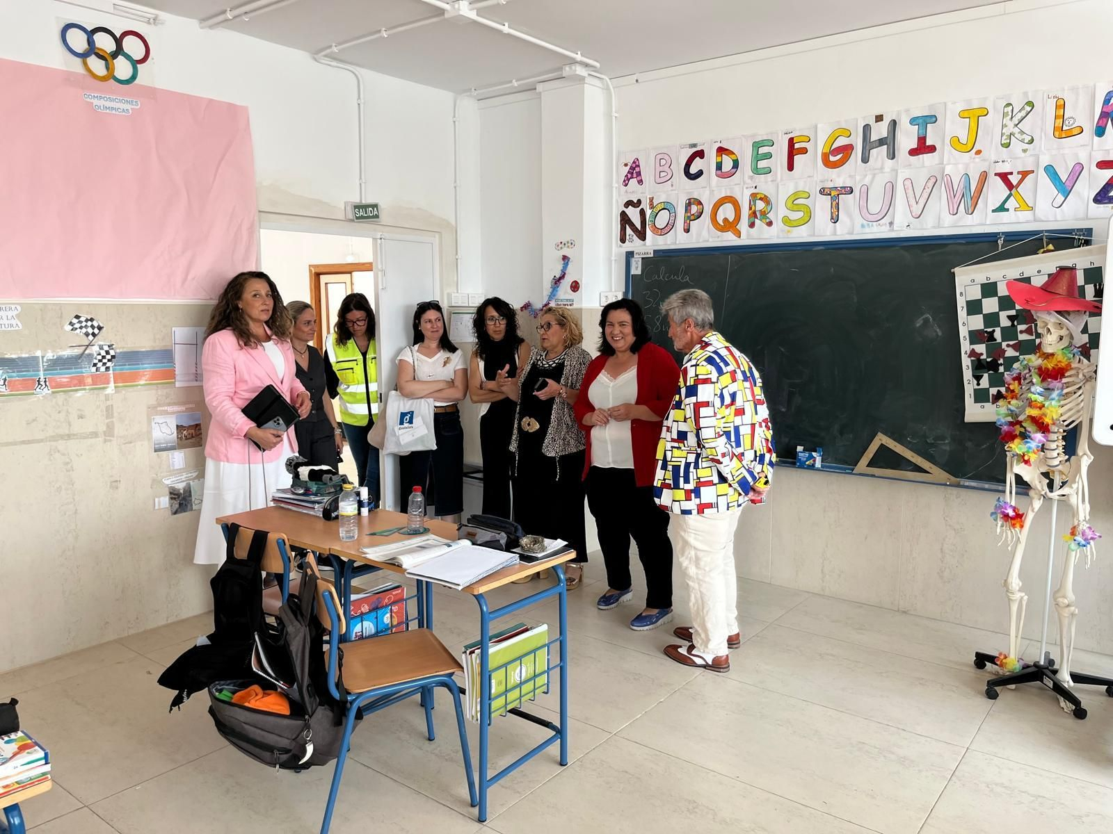Autoridades durante la visita al colegio rural de Partaloa
