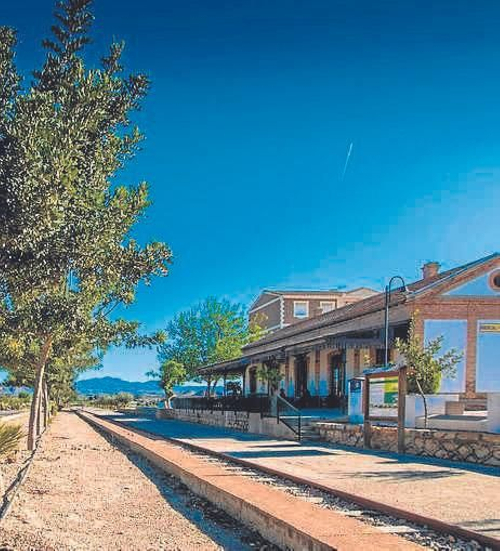 La recientemente rehabilitada estación de ferrocarril del municipio.