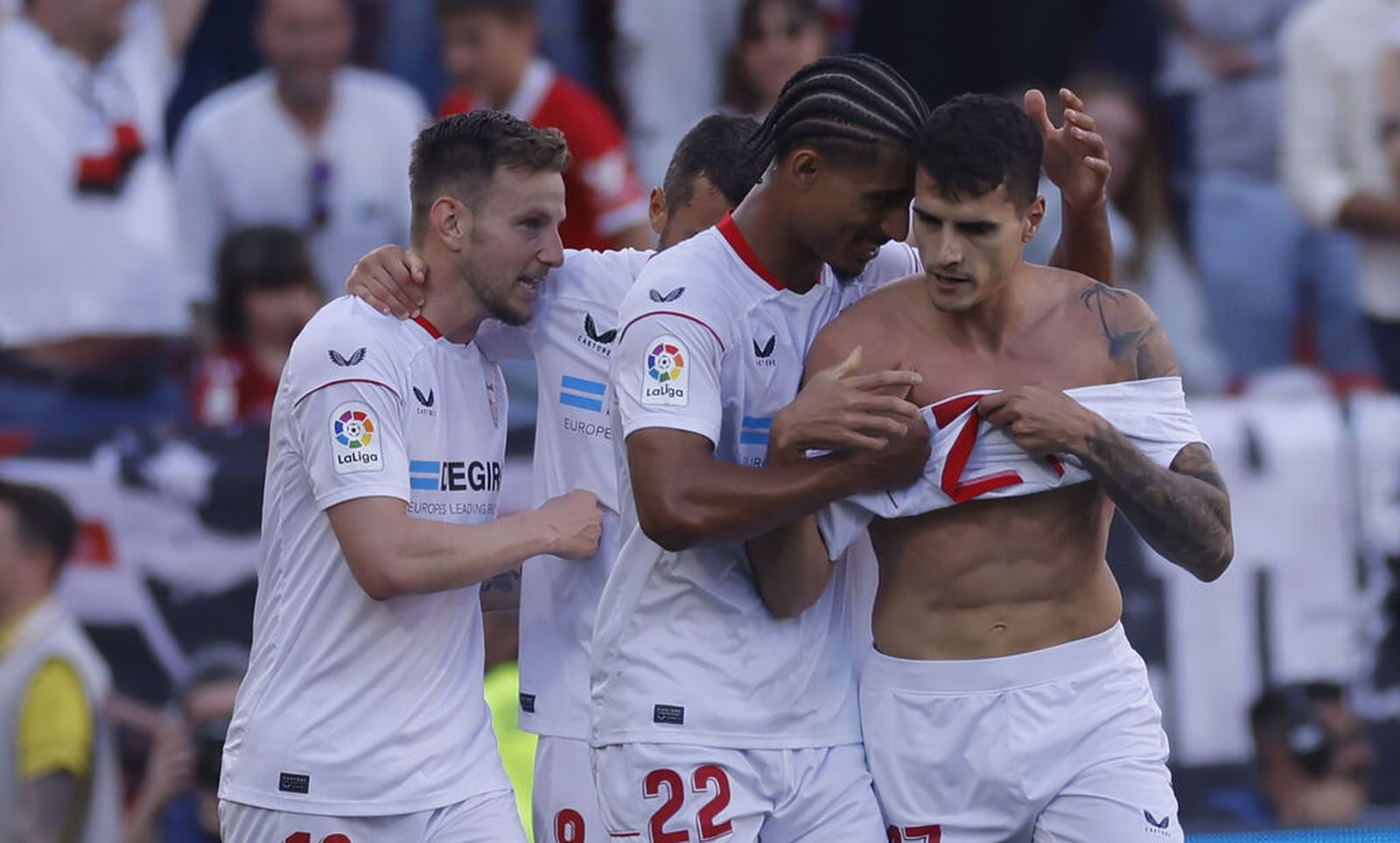 Rakitic, Joan Jordán, Badé y Lamela se hacen confidencias tras el 2-1 ante el Almería.