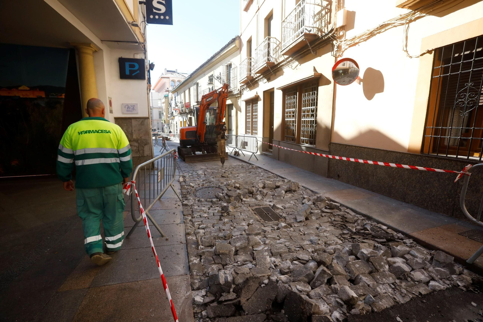 La reapertura al tráfico del primer tramo de la calle Alfaros, en imágenes