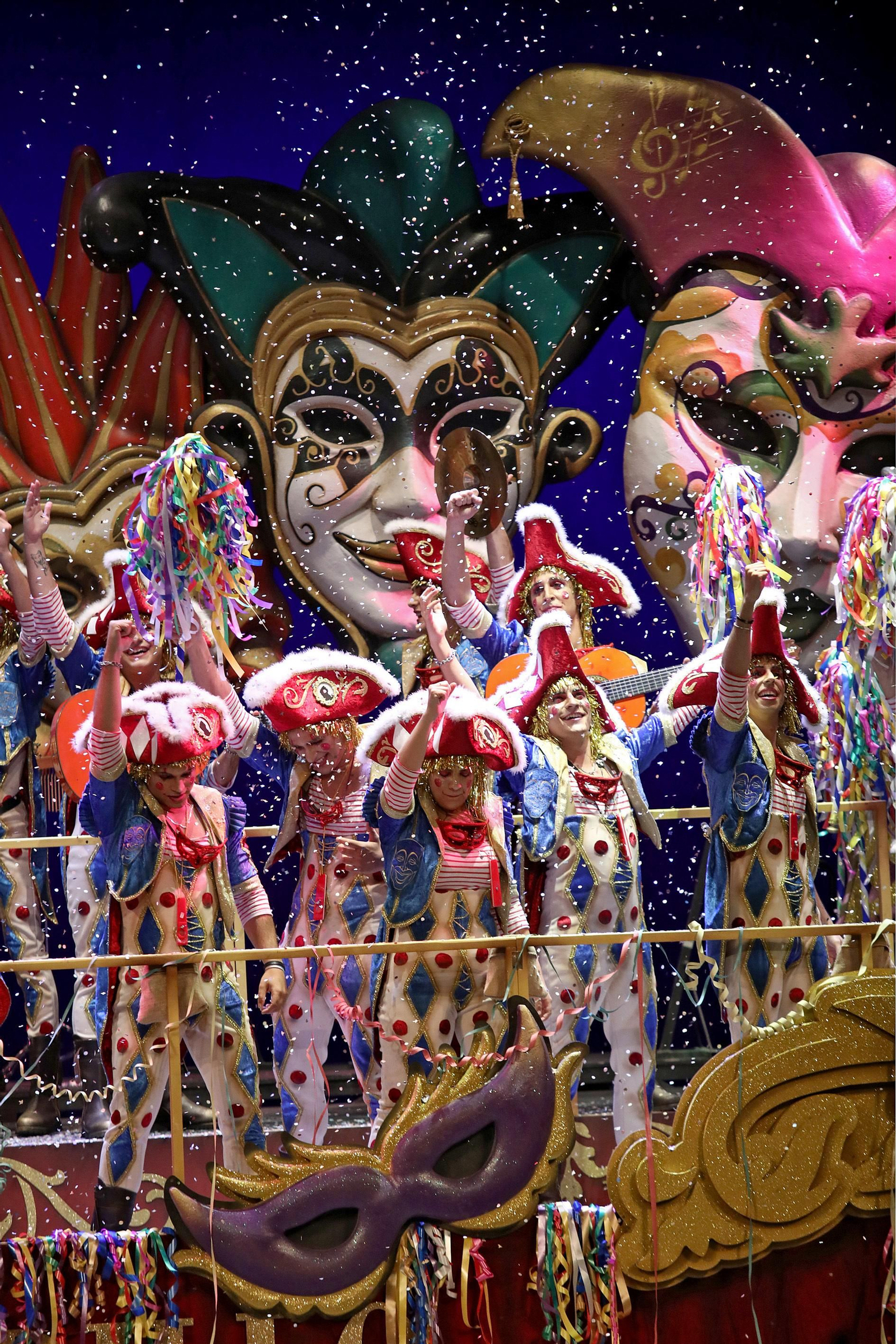 Actuación de la comparsa 'Despues de Cádiz, ni hablar'