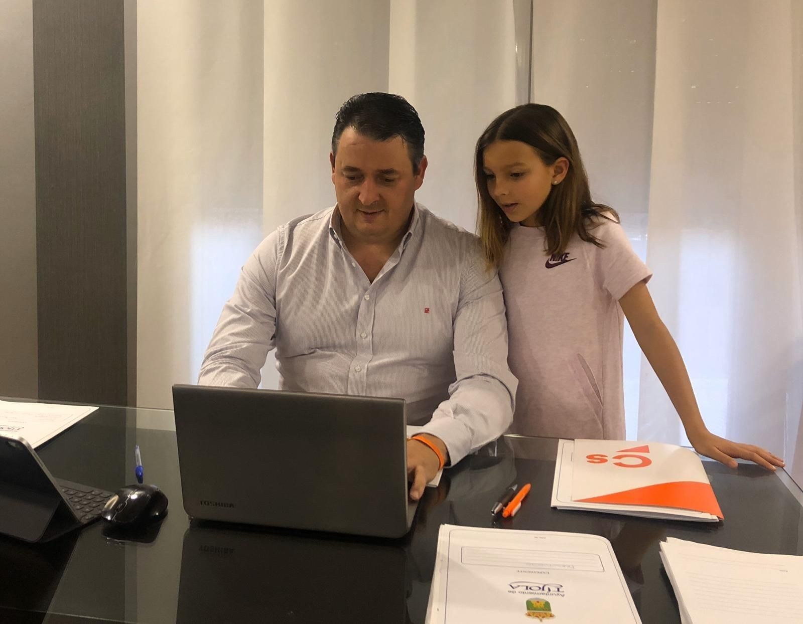 José Juan Martínez, junto a su hija Alba, sigue trabajando desde casa.