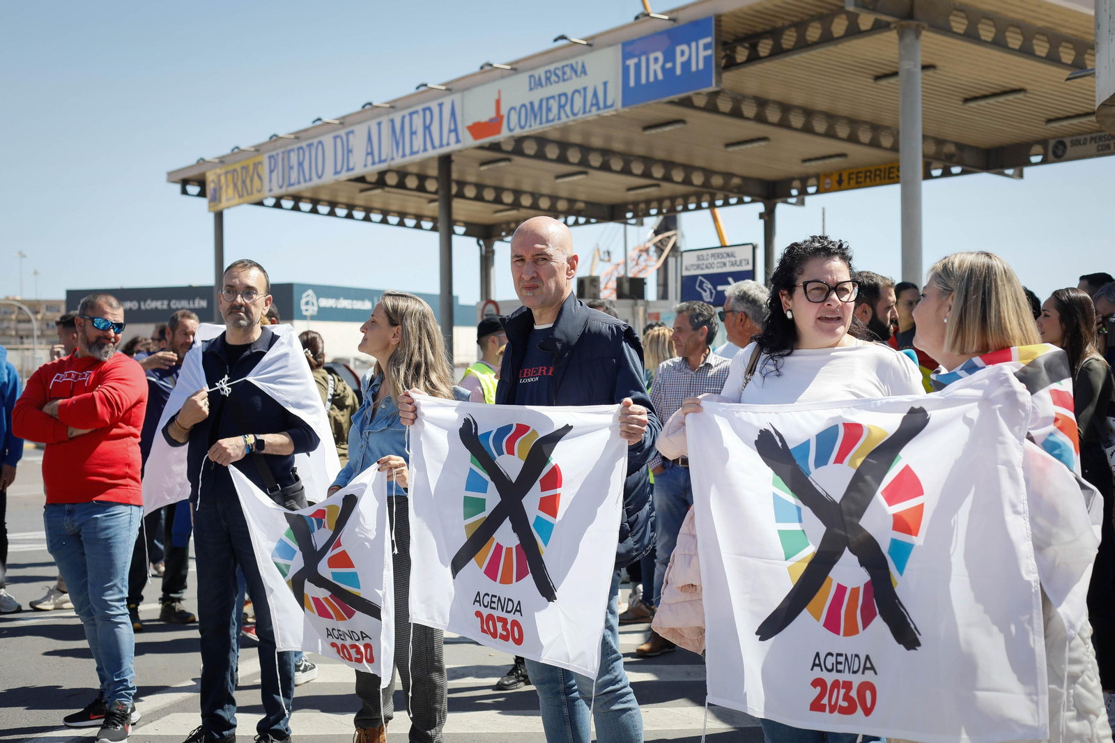 Los agricultores colapsan el puerto de Almería