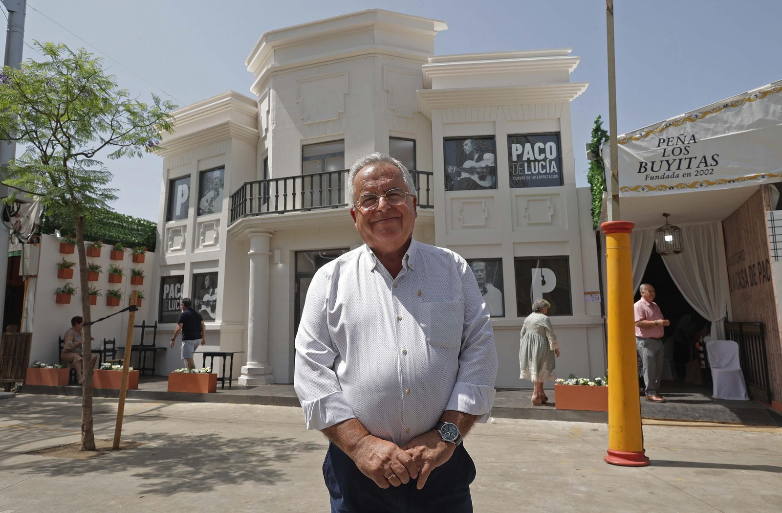 Álvaro Urios, presidente de la peña Los Buyitas, frente a la fachada de su caseta.