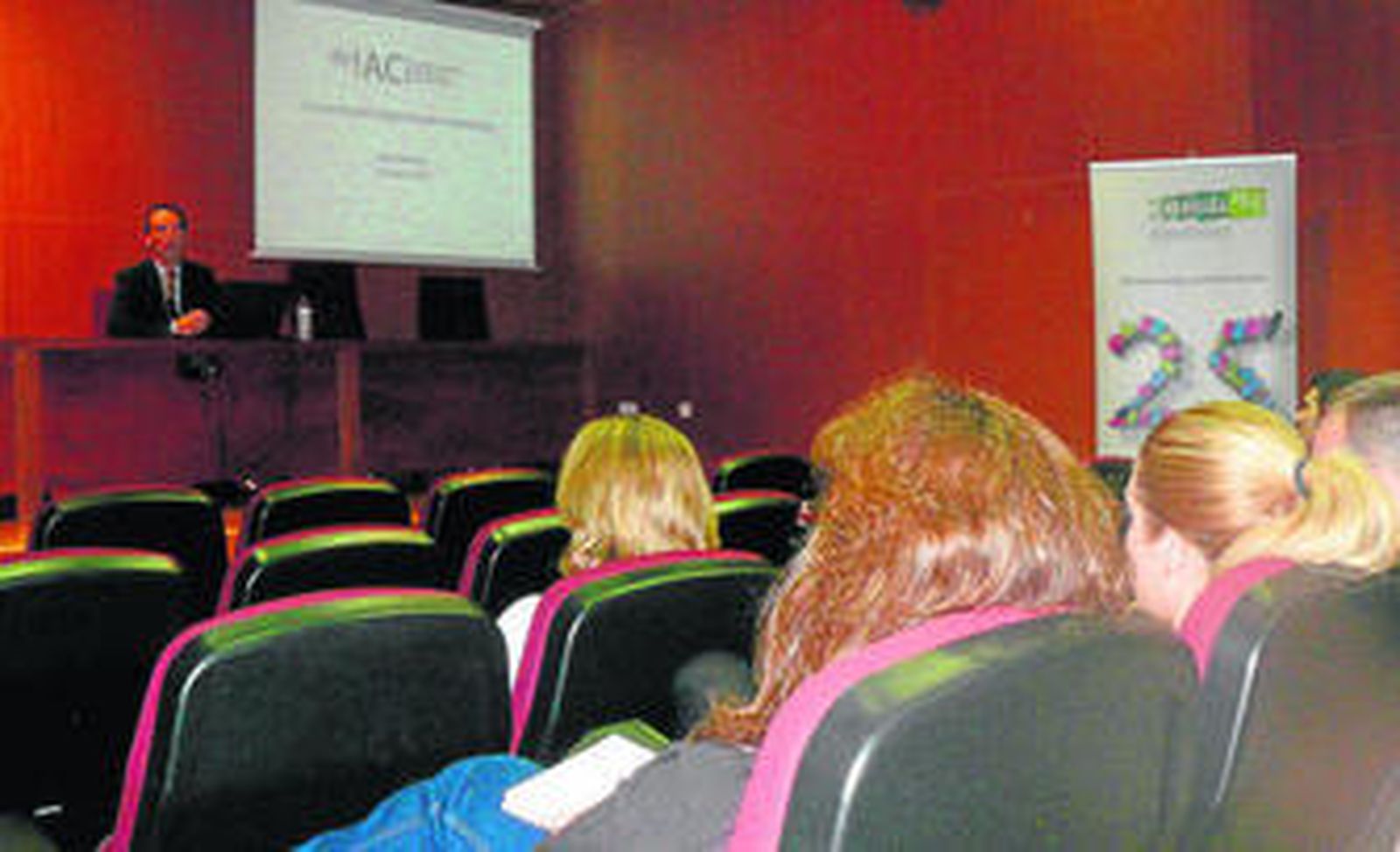 El director del Instituto Alemán de Comercio Internacional, Mike Mösch, impartió una conferencia magistral, con la participación de empresarios.