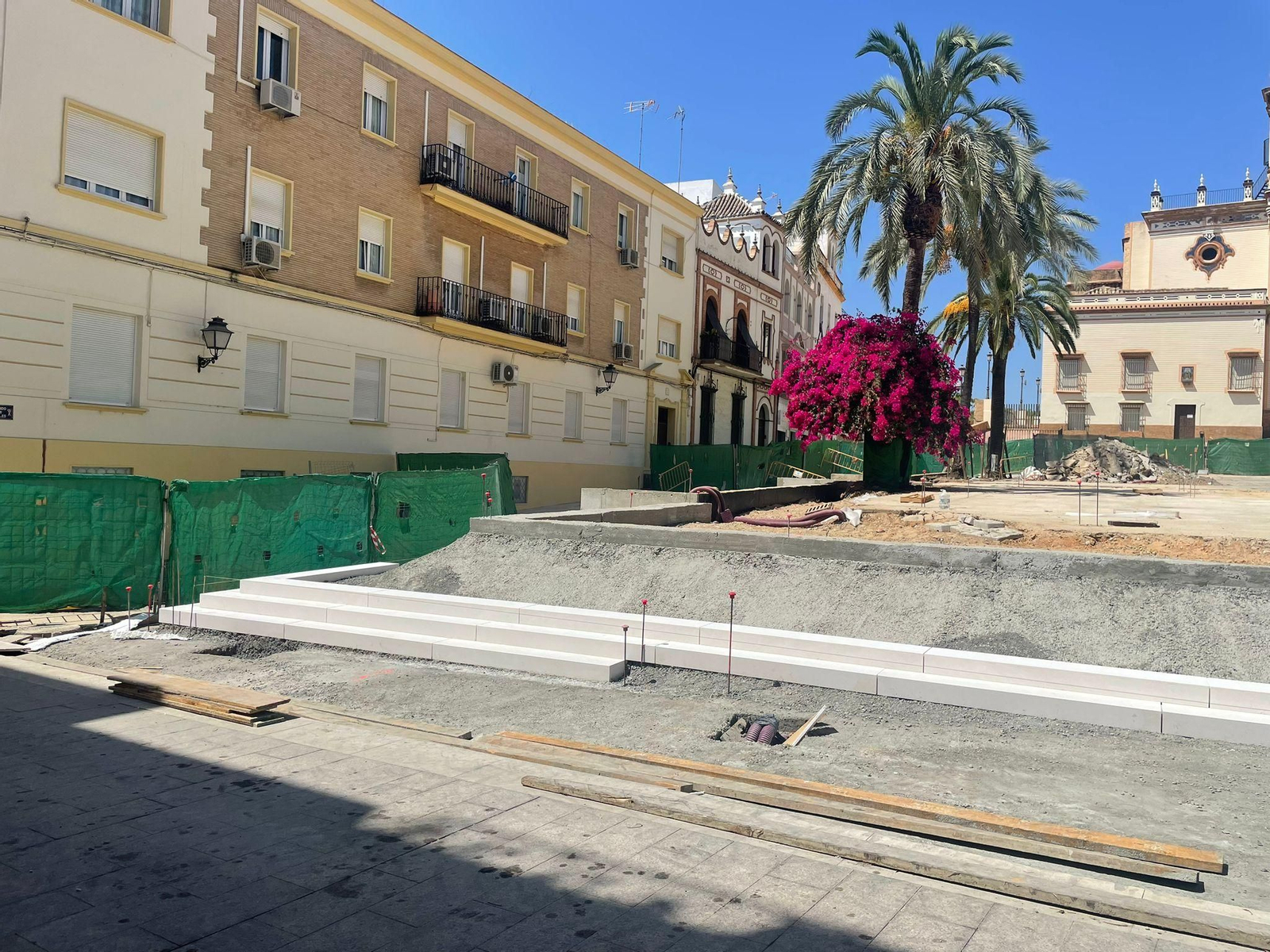 Imágenes de las escaleras de la Plaza de San Pedro de Huelva