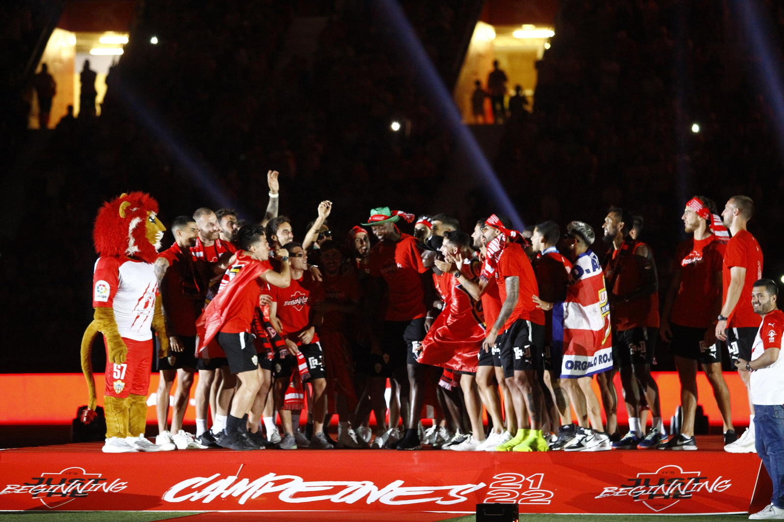Las imágenes de la fiesta del ascenso de la U.D. Almería en el Estadio Mediterráneo.