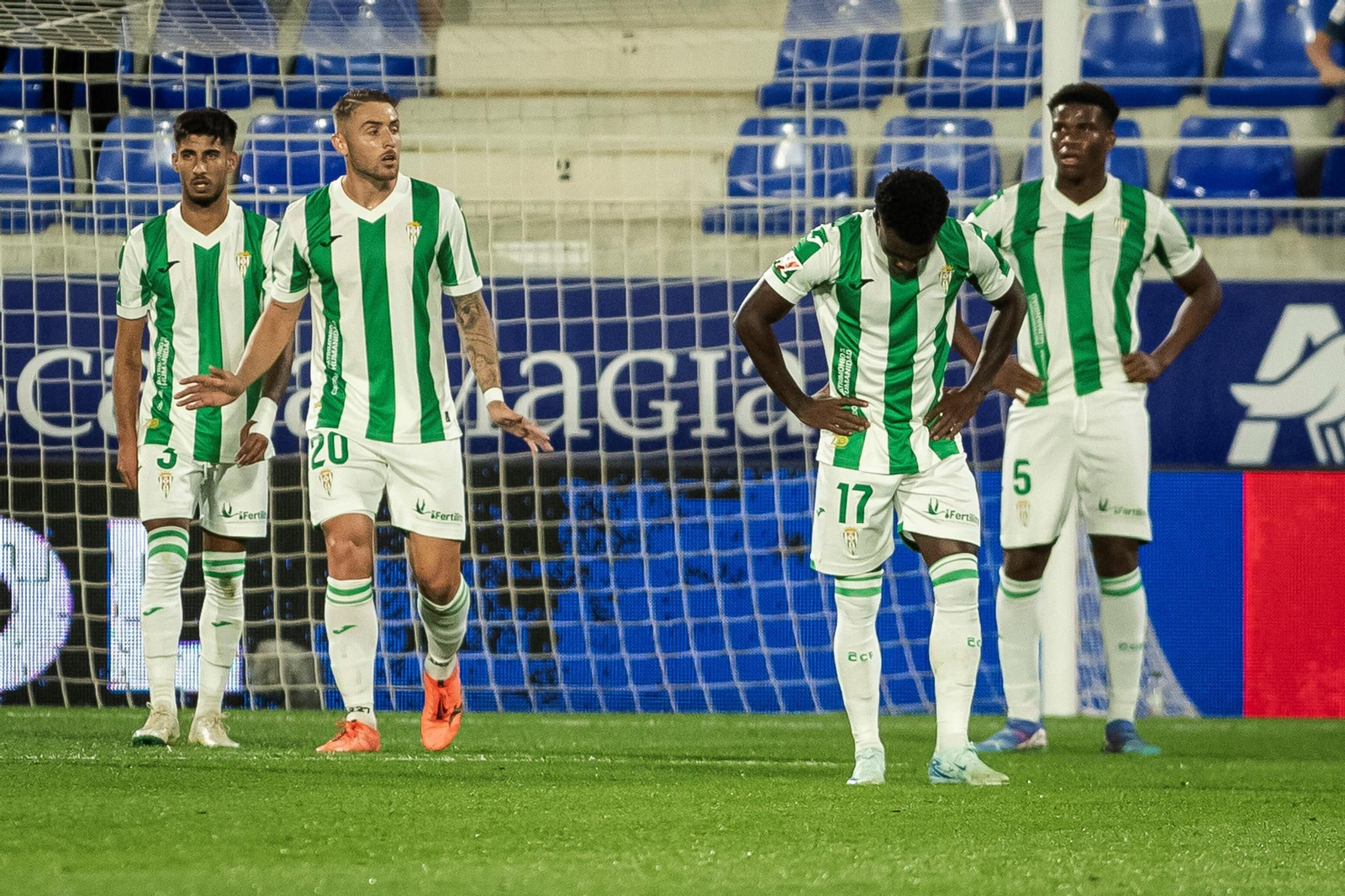 Los jugadores del Córdoba CF, con cara de circunstancias tras su derrota en Huesca